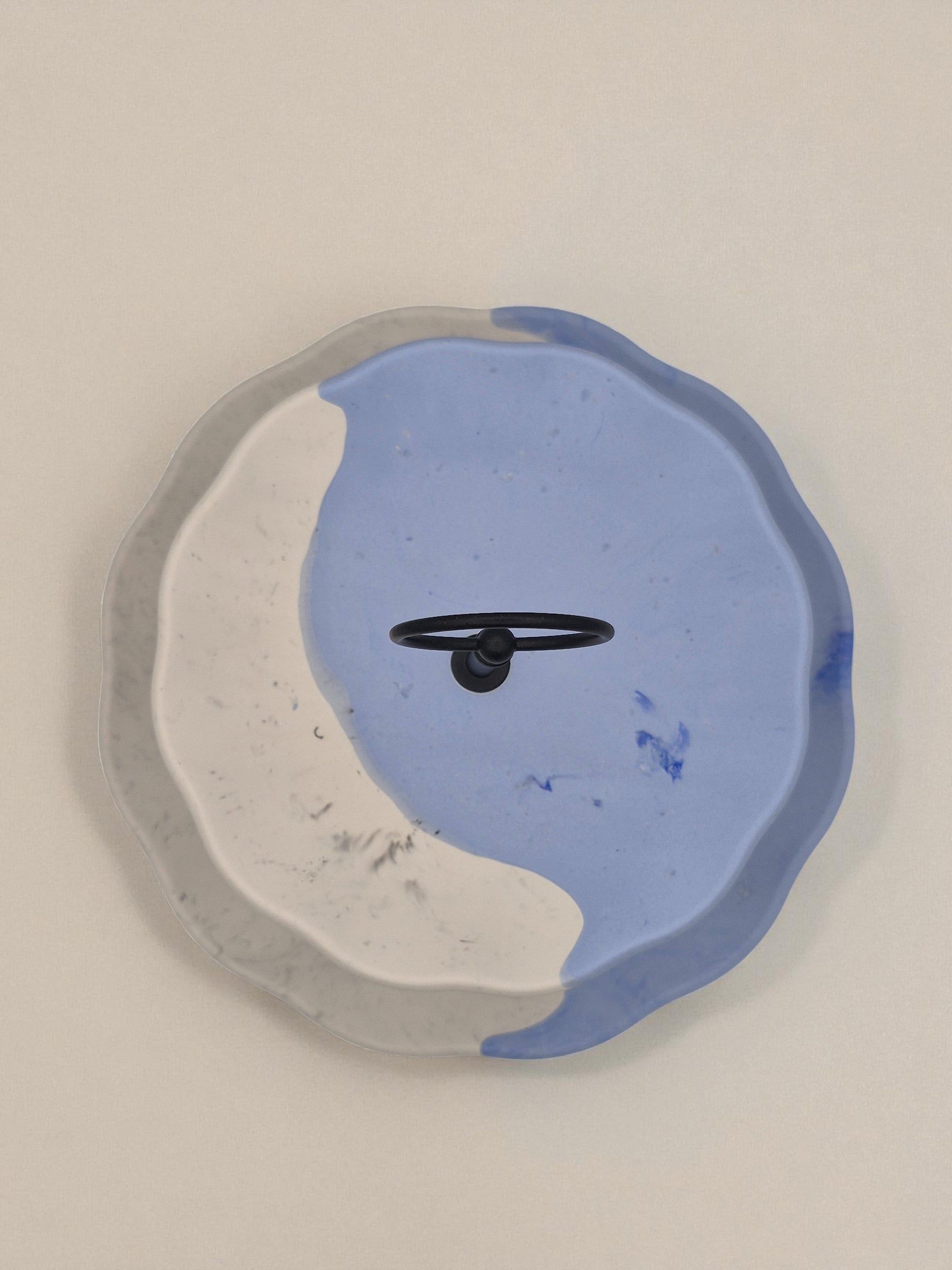 Jesmonite-Teller in Blau-Weiss mit marmorierter Oberfläche, Teil der Etagere Waves – Maliora Designs