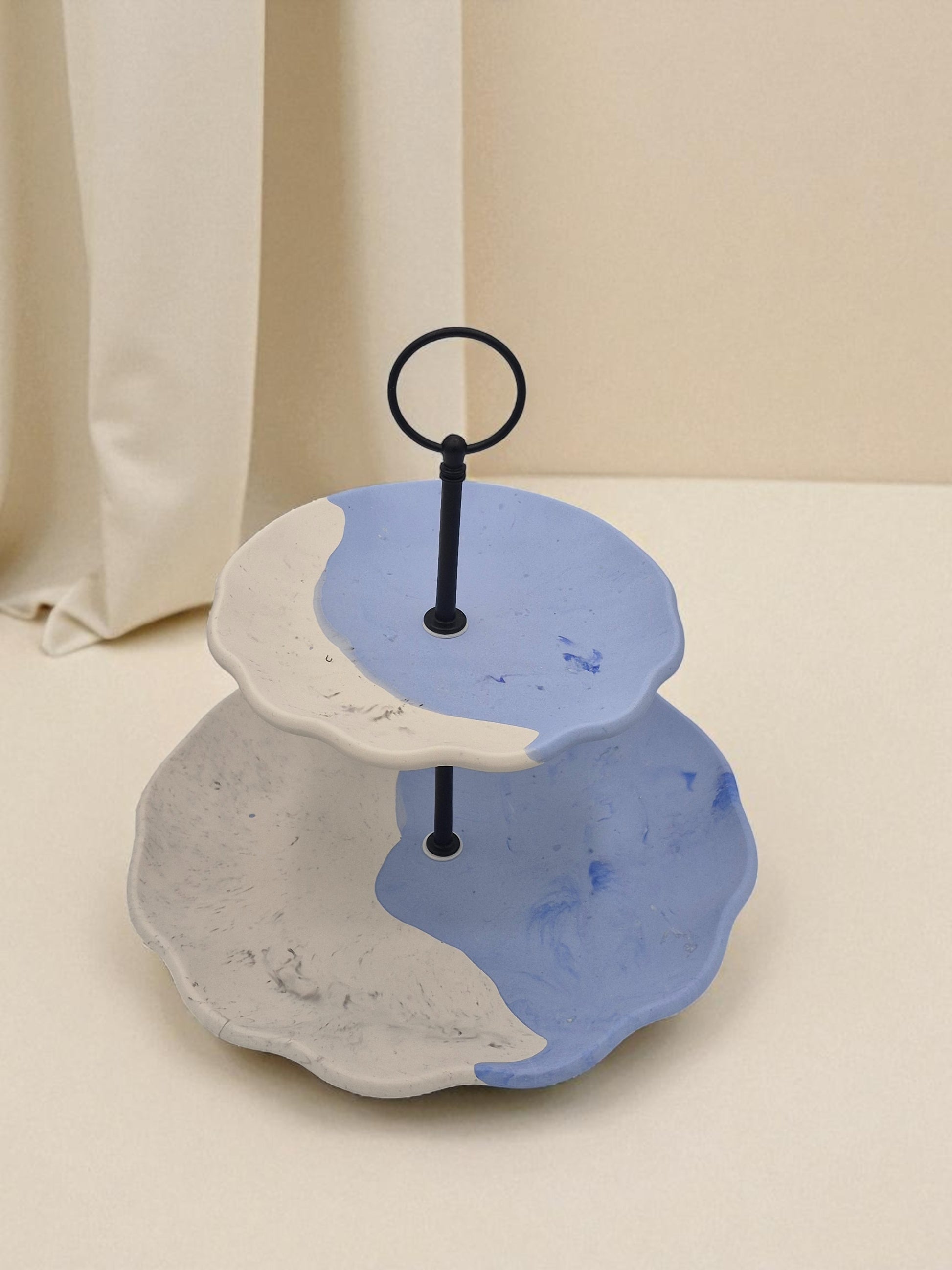 Zweistufige Jesmonite-Etagere in Himmelblau und Weiss mit organischem Muster, Kollektion Waves – Maliora Designs