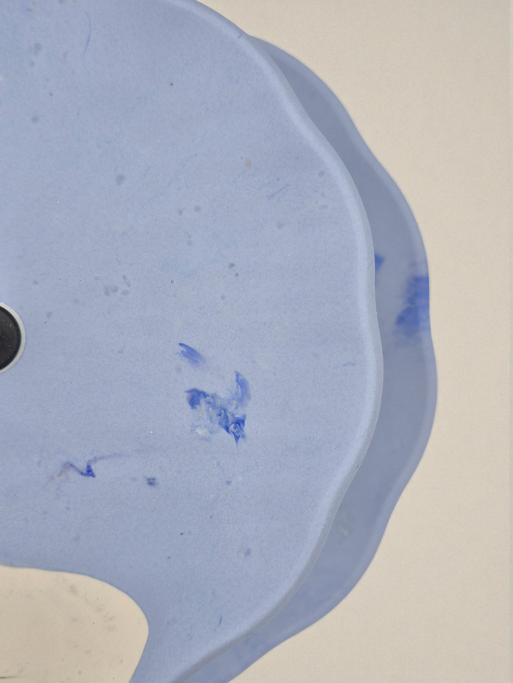 Nahaufnahme der Jesmonite-Etagere mit sanftem Farbverlauf in Blau und Weiss – Kollektion Waves