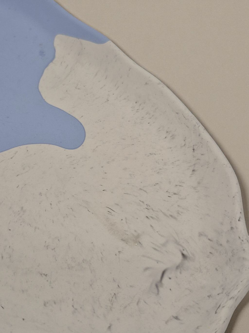 Detailansicht des Jesmonite-Tellers mit marmoriertem Farbverlauf in Blau-Weiss – Kollektion Waves – Maliora Designs