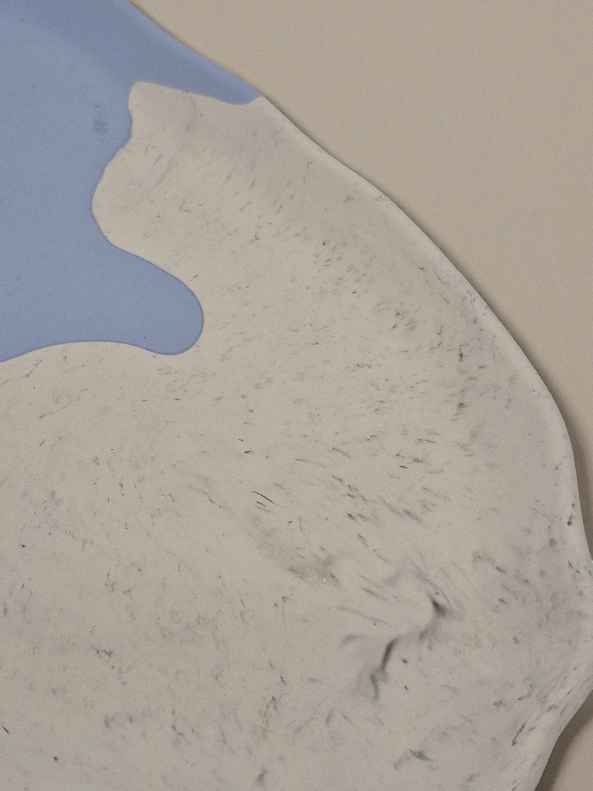 Detailansicht des Jesmonite-Tellers mit marmoriertem Farbverlauf in Blau-Weiss – Kollektion Waves – Maliora Designs