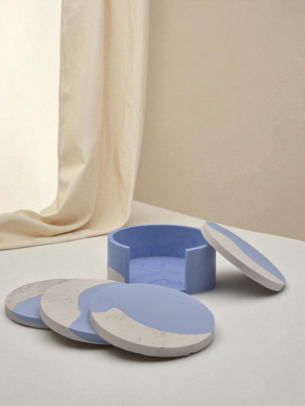 Set aus runden Jesmonite-Untersetzern in Himmelblau und Weiss mit Dose, Kollektion Waves – Maliora Designs