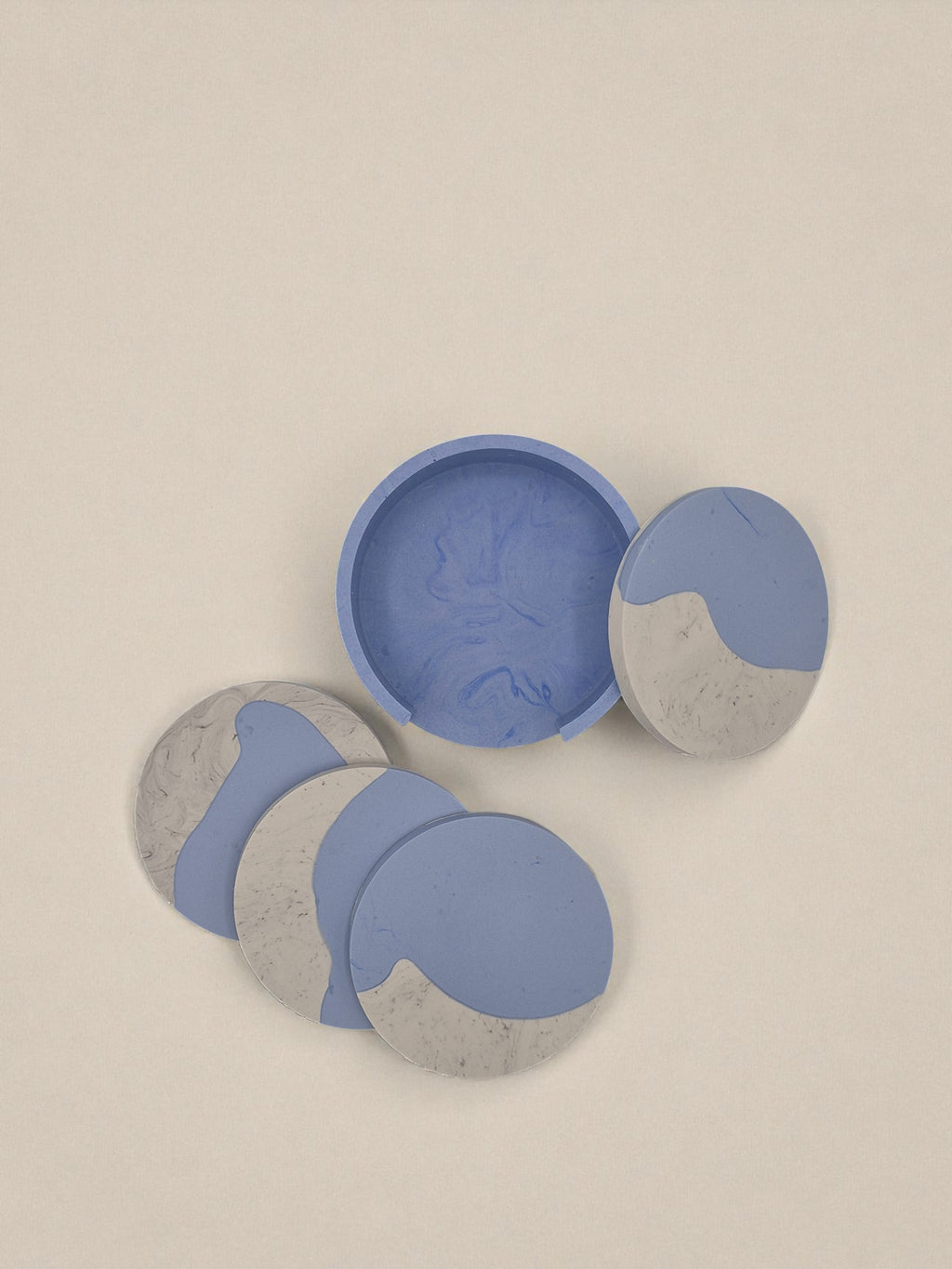 Runde Jesmonite-Untersetzer in Blau-Weiss mit maritimer Marmorierung – Kollektion Waves – Maliora Designs