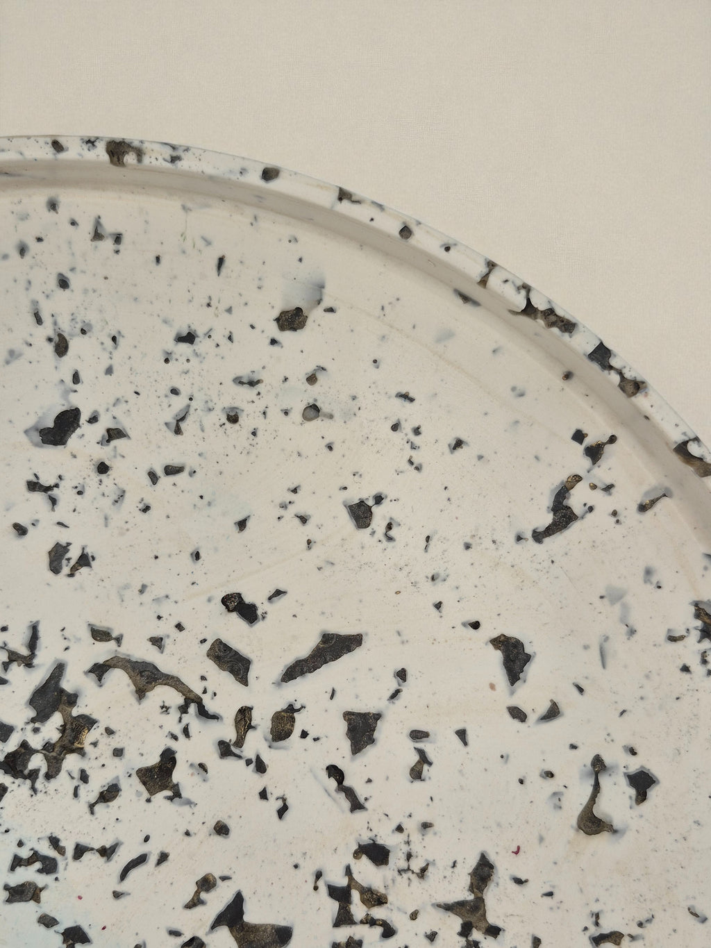 Detailansicht des Jesmonite-Tabletts mit Terrazzo-Muster und feiner Körnung – Kollektion Marrakesh – Maliora Designs