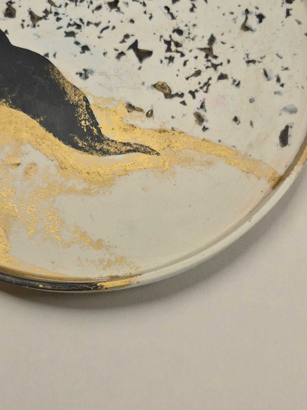 Jesmonite-Tablett in Schwarz-Weiss-Gold mit marmorierter Struktur und handgegossener Oberfläche – Kollektion Marrakesh