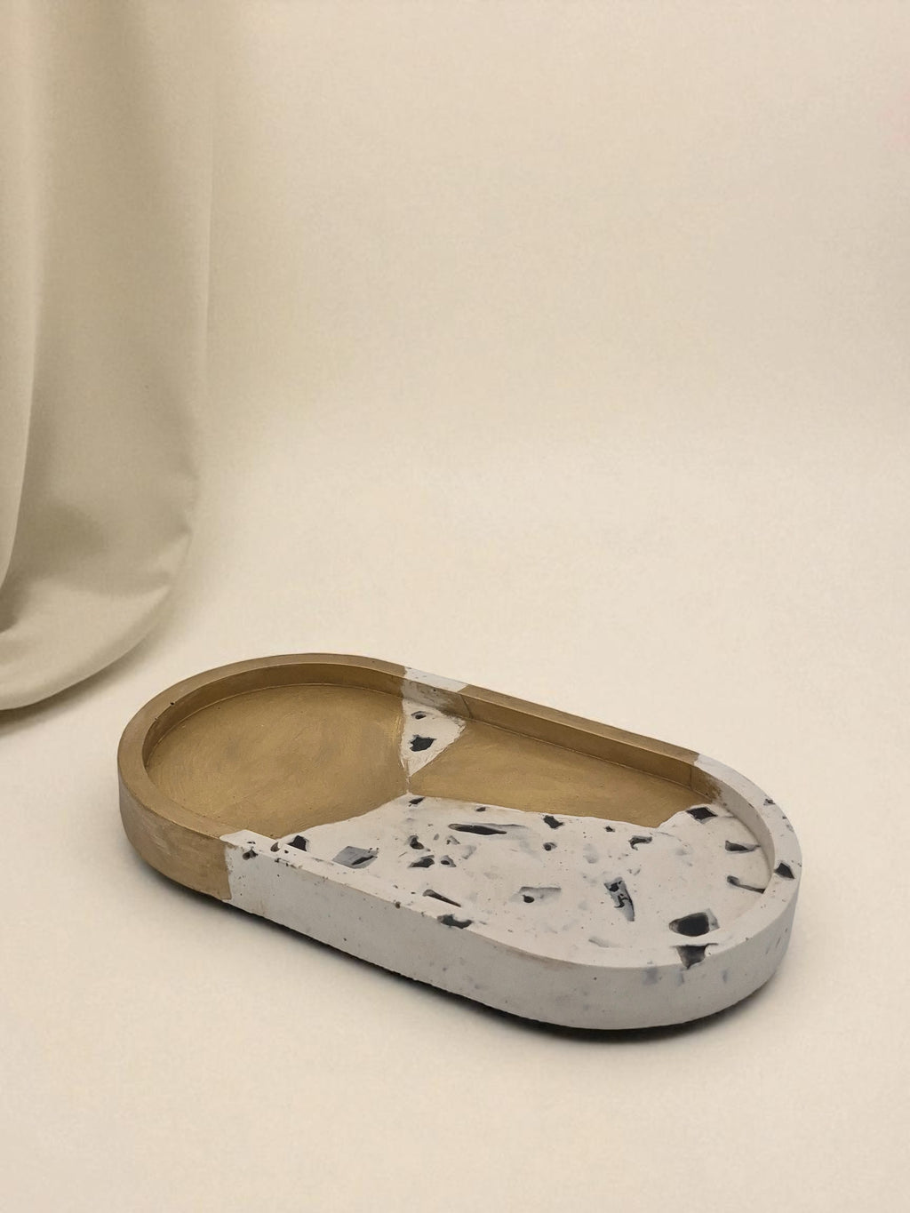 Ovales Jesmonite-Tablett in Schwarz, Weiss und Gold mit Terrazzo-Optik, Kollektion Marrakesh – Maliora Designs