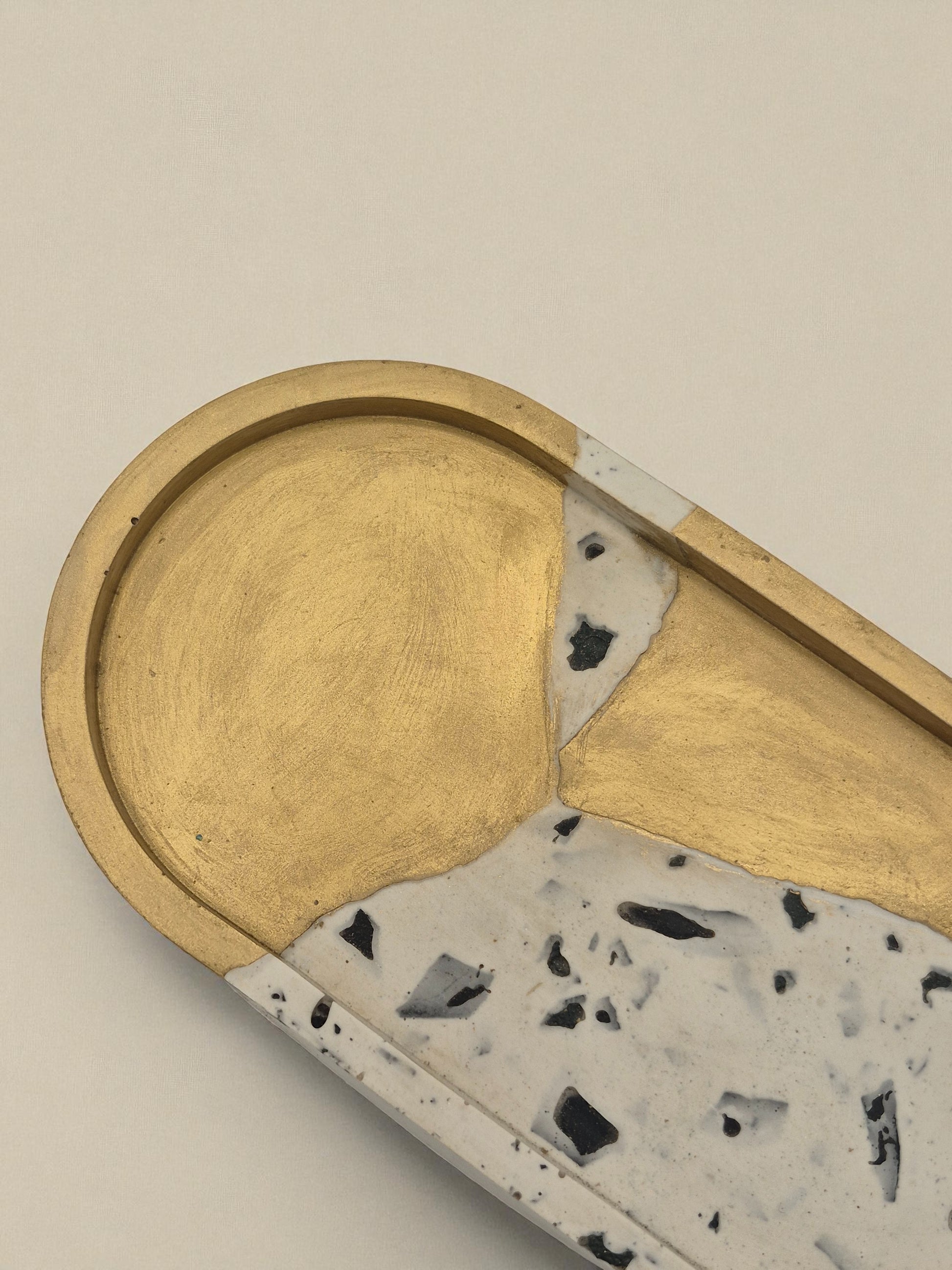 Handgegossenes Jesmonite-Tablett in Gold-Weiss-Schwarz mit marmorierter Struktur – Kollektion Marrakesh – Maliora Designs