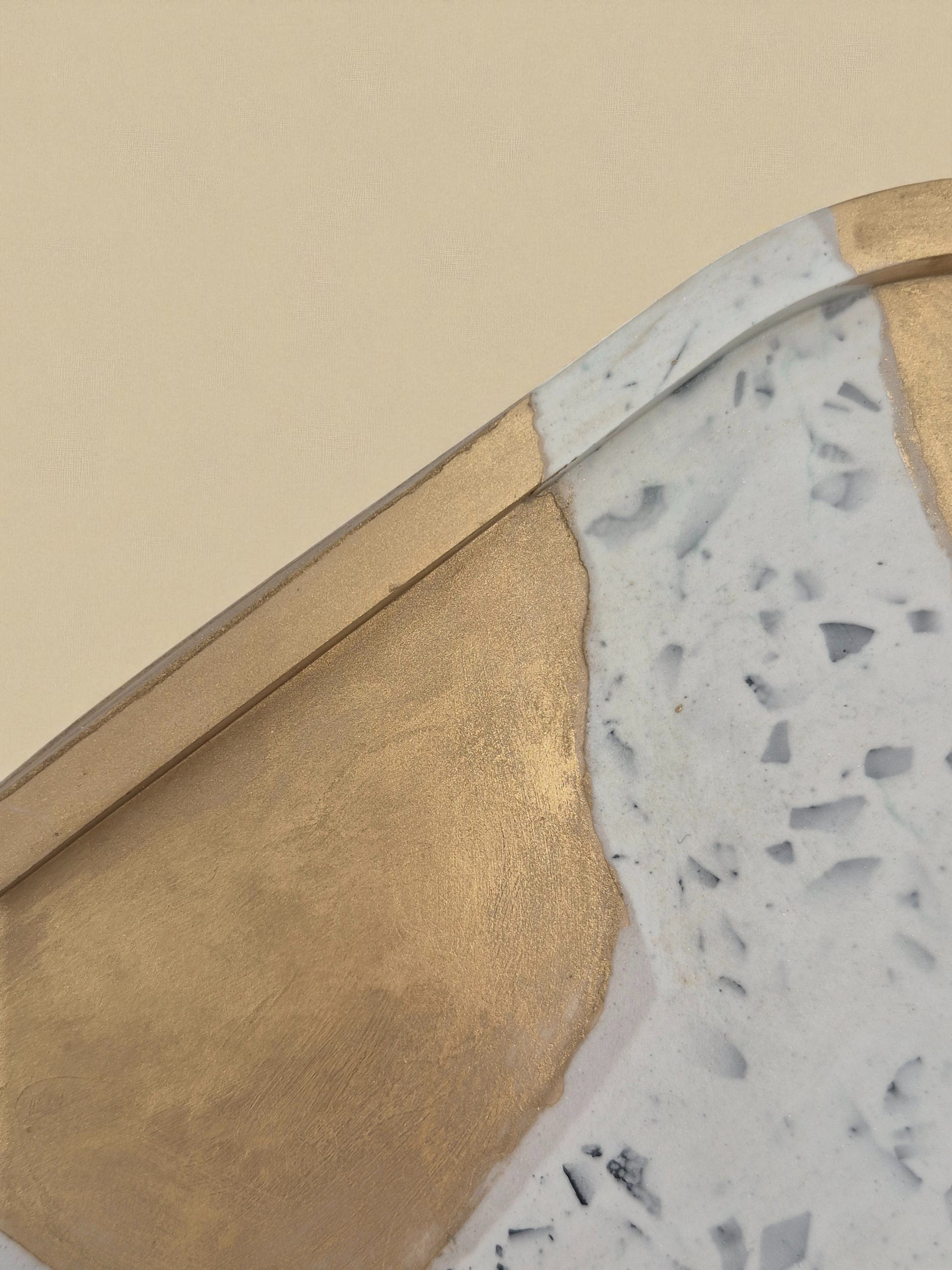 Detailaufnahme des Jesmonite-Tabletts mit goldenen Akzenten und Terrazzo-Muster – Kollektion Marrakesh – Maliora Designs