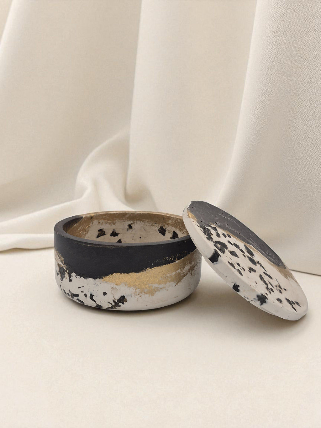 Jesmonite-Dose mit Deckel in Schwarz, Weiss und Gold mit Terrazzo-Optik, handgegossen – Kollektion Marrakesh – Maliora Designs