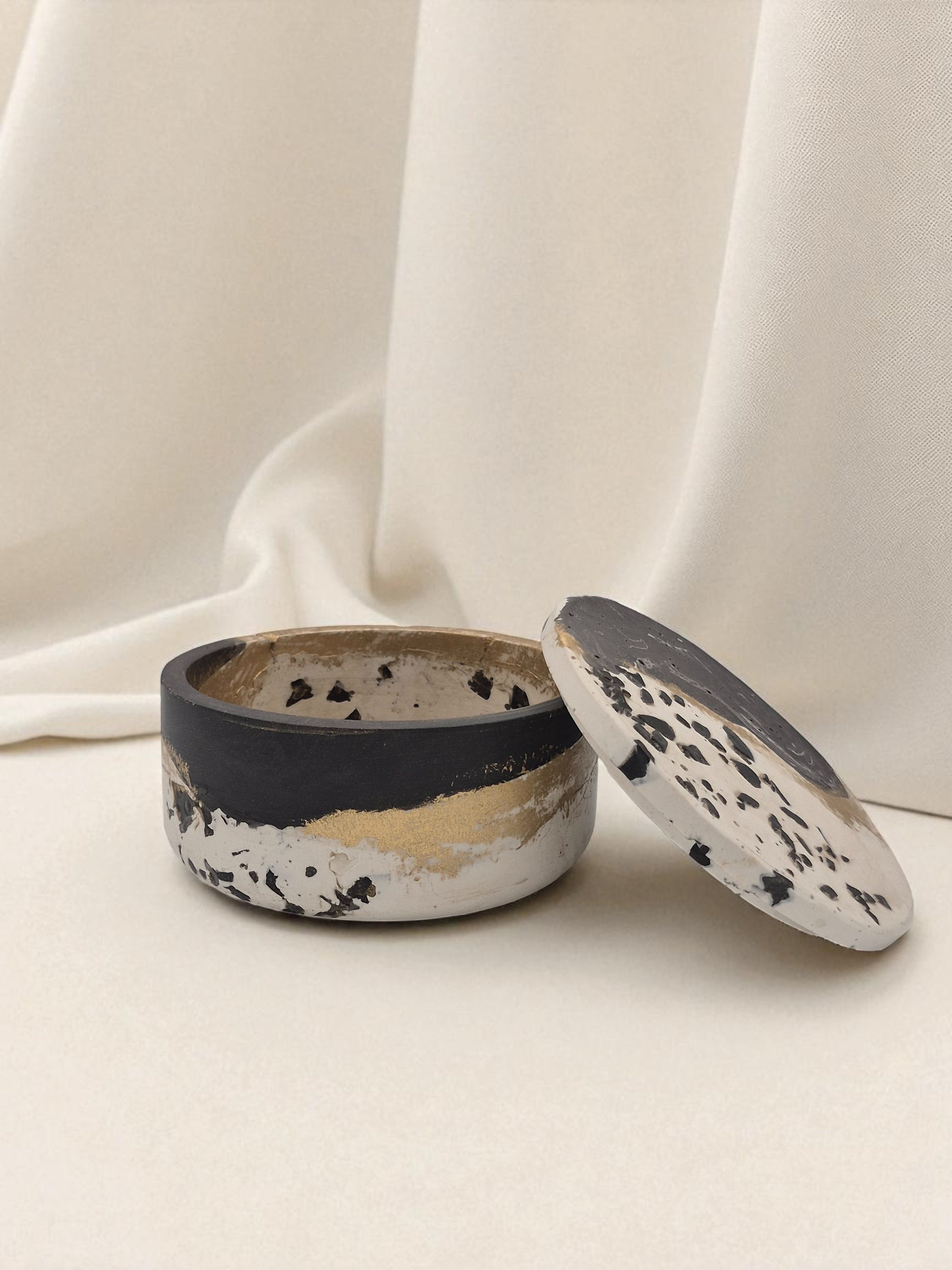 Jesmonite-Dose mit Deckel in Schwarz, Weiss und Gold mit Terrazzo-Optik, handgegossen – Kollektion Marrakesh – Maliora Designs