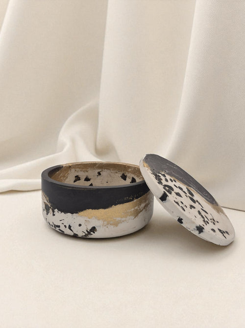 Jesmonite-Dose mit Deckel in Schwarz, Weiss und Gold mit Terrazzo-Optik, handgegossen – Kollektion Marrakesh – Maliora Designs
