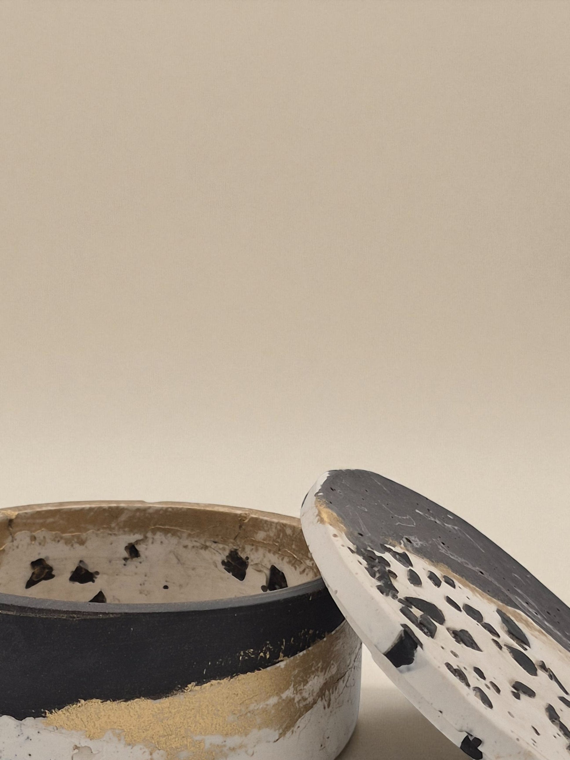 Runde Jesmonite-Dose mit Deckel in Schwarz, Weiss und Gold mit marmorierter Oberfläche – Kollektion Marrakesh