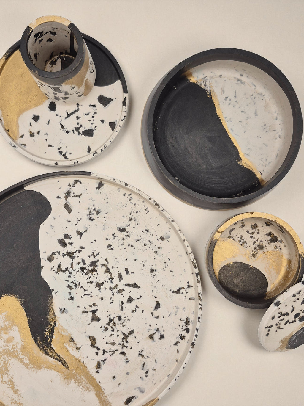 Kollektion Marrakesh – Jesmonite-Tabletts und Schalen in Schwarz, Weiss und Gold mit Terrazzo-Struktur – Maliora Designs
