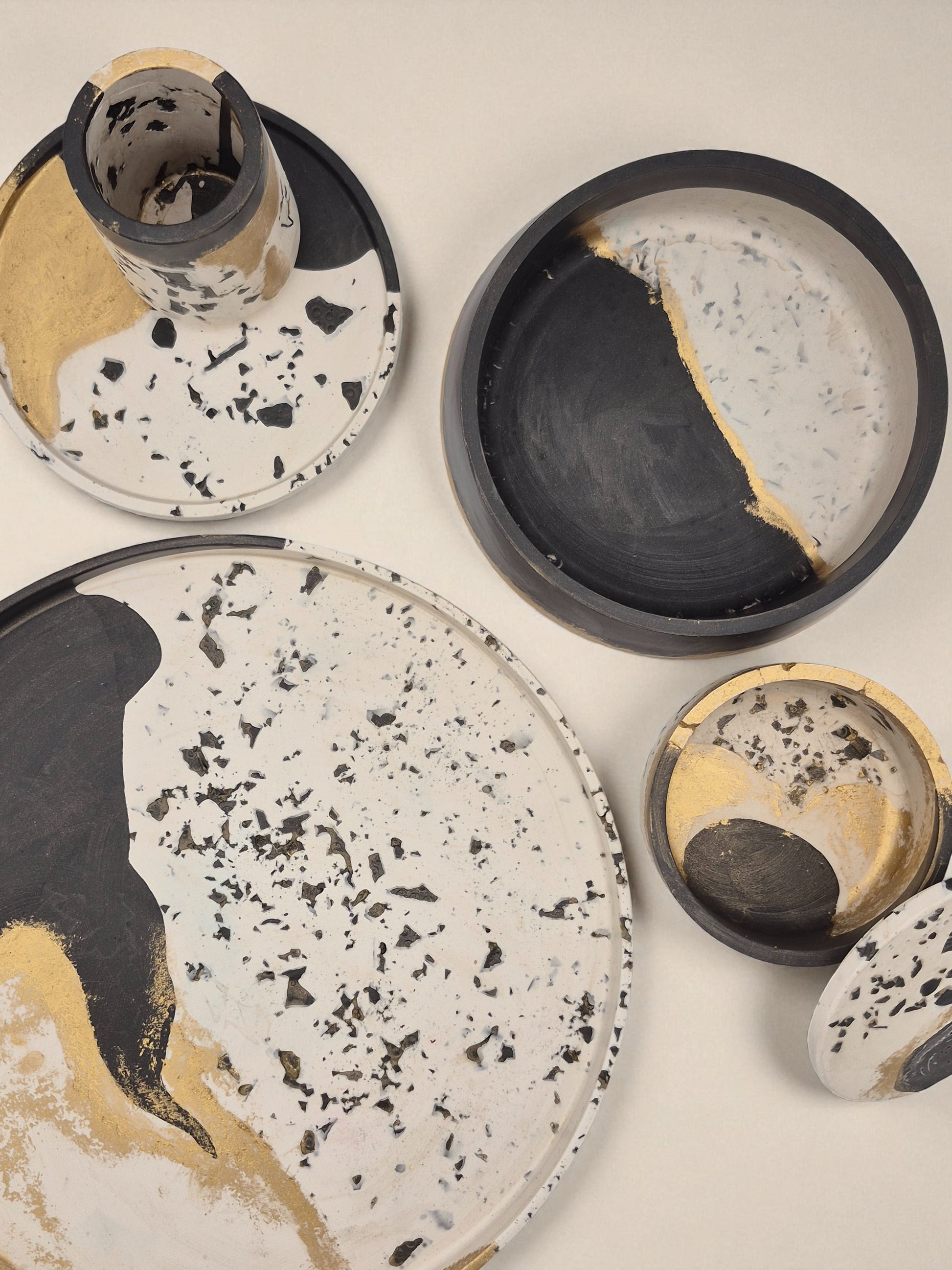 Kollektion Marrakesh – Jesmonite-Tabletts und Schalen in Schwarz, Weiss und Gold mit Terrazzo-Struktur – Maliora Designs