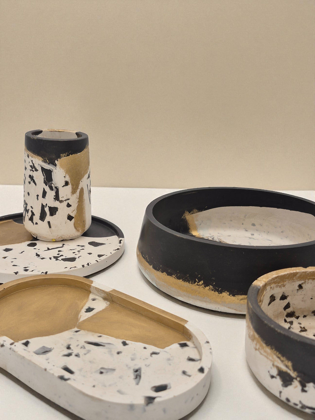 Jesmonite-Tablett in Gold-Weiss mit weiteren Elementen der Kollektion Marrakesh – Maliora Designs