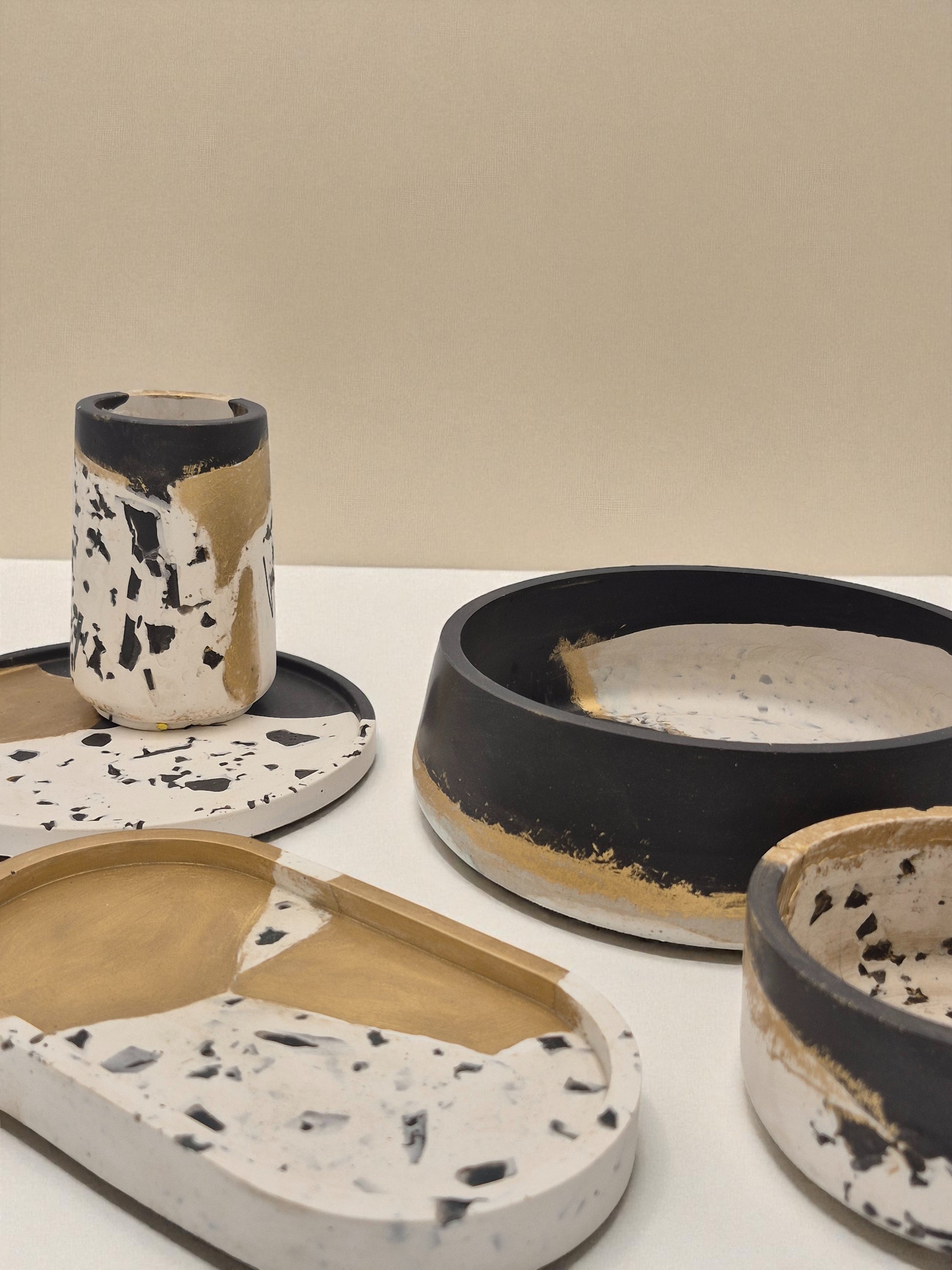 Jesmonite-Tablett in Gold-Weiss mit weiteren Elementen der Kollektion Marrakesh – Maliora Designs