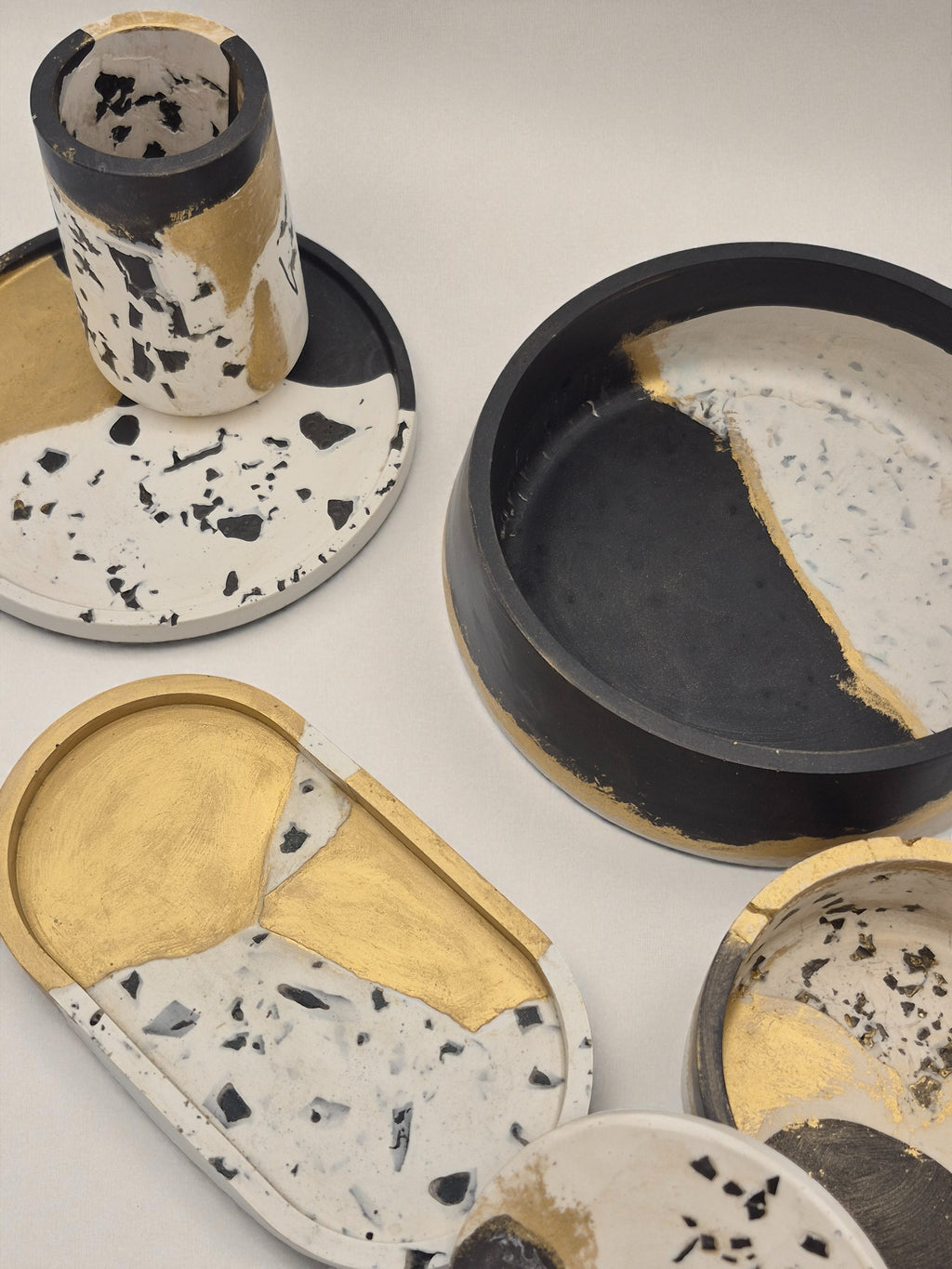 Jesmonite-Tablett und Teller in Schwarz, Weiss und Gold, inspiriert von orientalischem Design – Kollektion Marrakesh