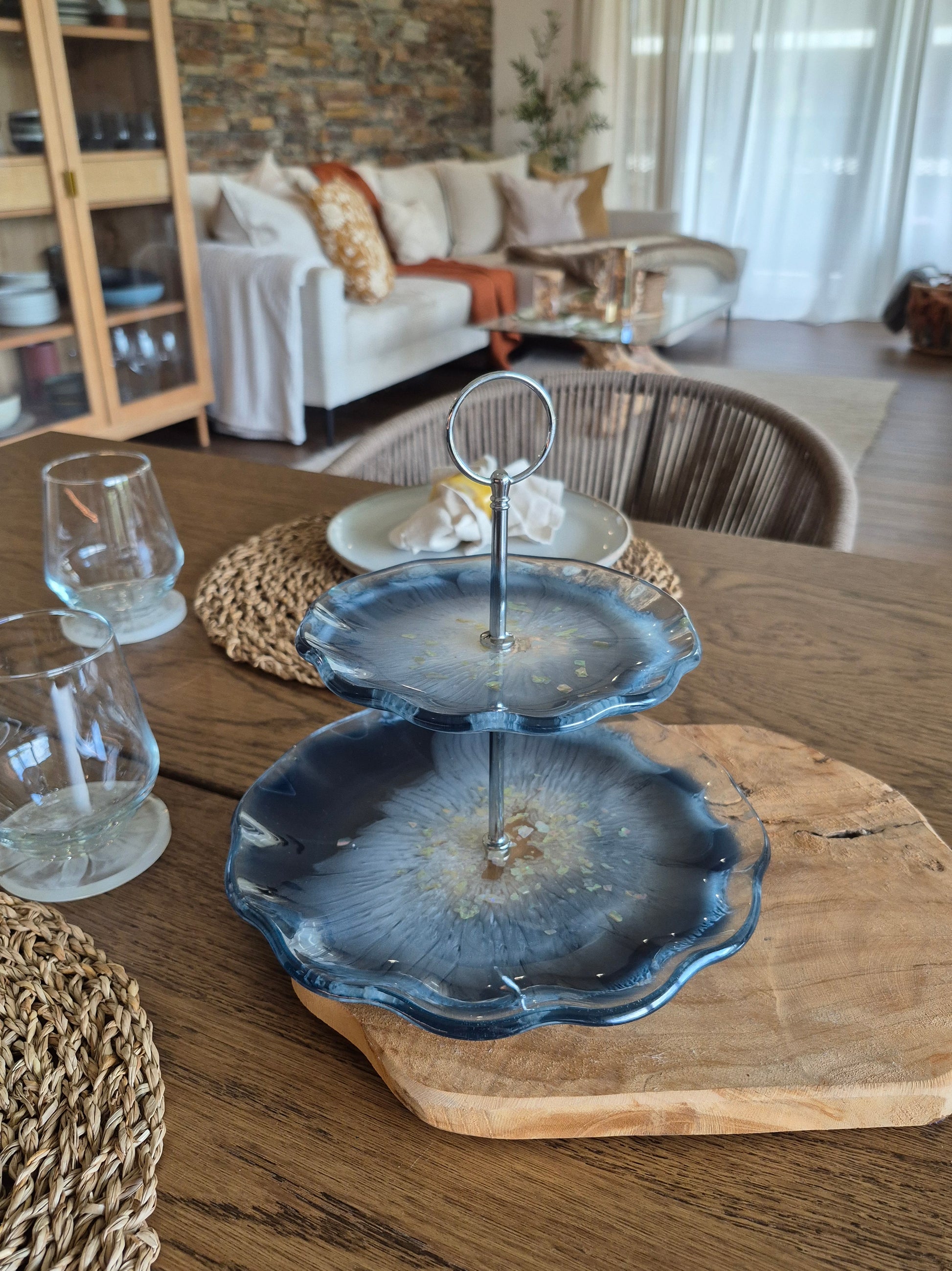 Zweistufige Epoxidharz-Etagere in Blau-Silber, stilvoll präsentiert auf gedecktem Tisch – Kollektion Silver Tide – Maliora Designs