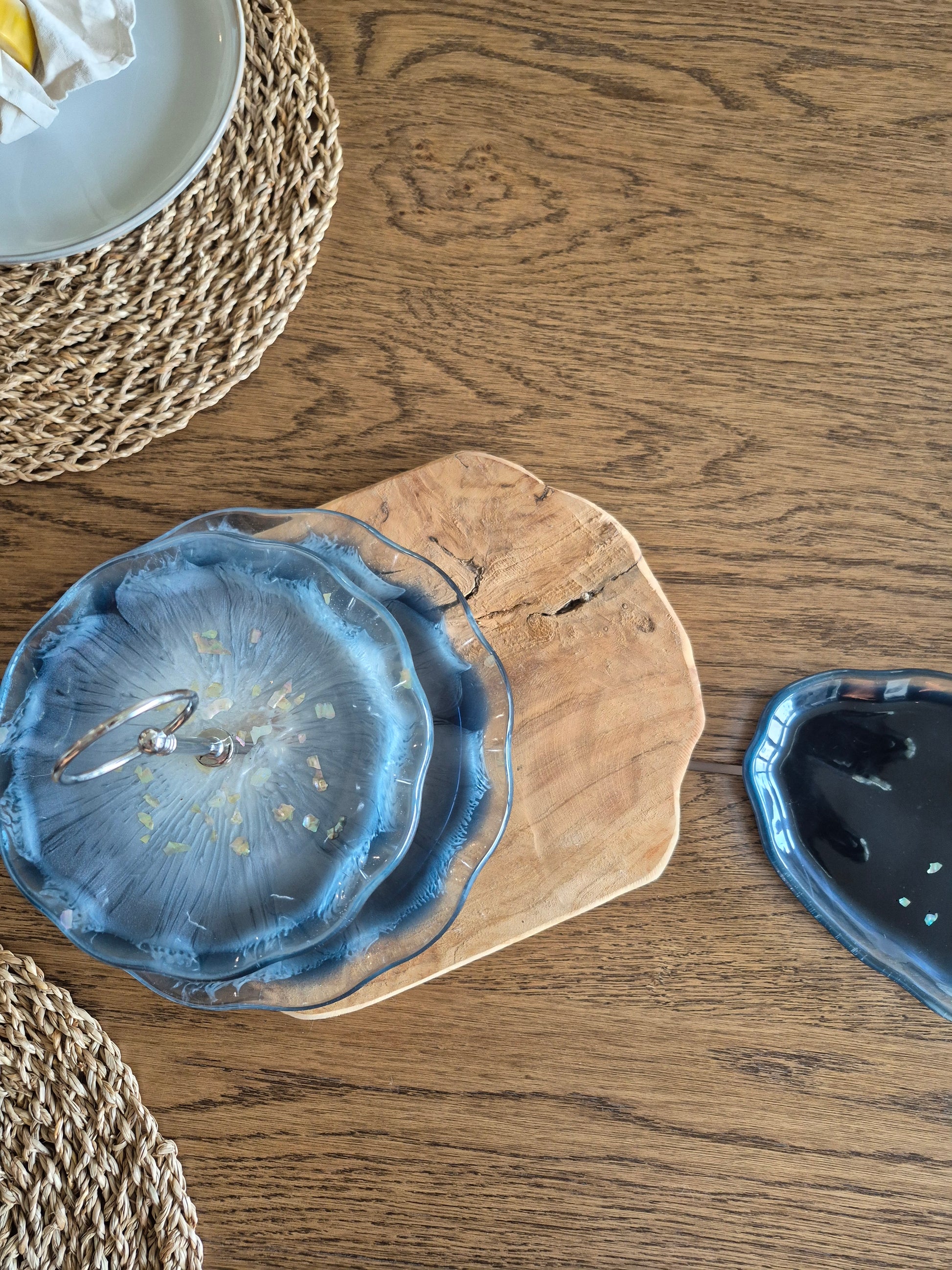 Epoxidharz-Schale in Blau-Weiß mit welliger Form, dekorativ auf Holztisch platziert – Maliora Designs