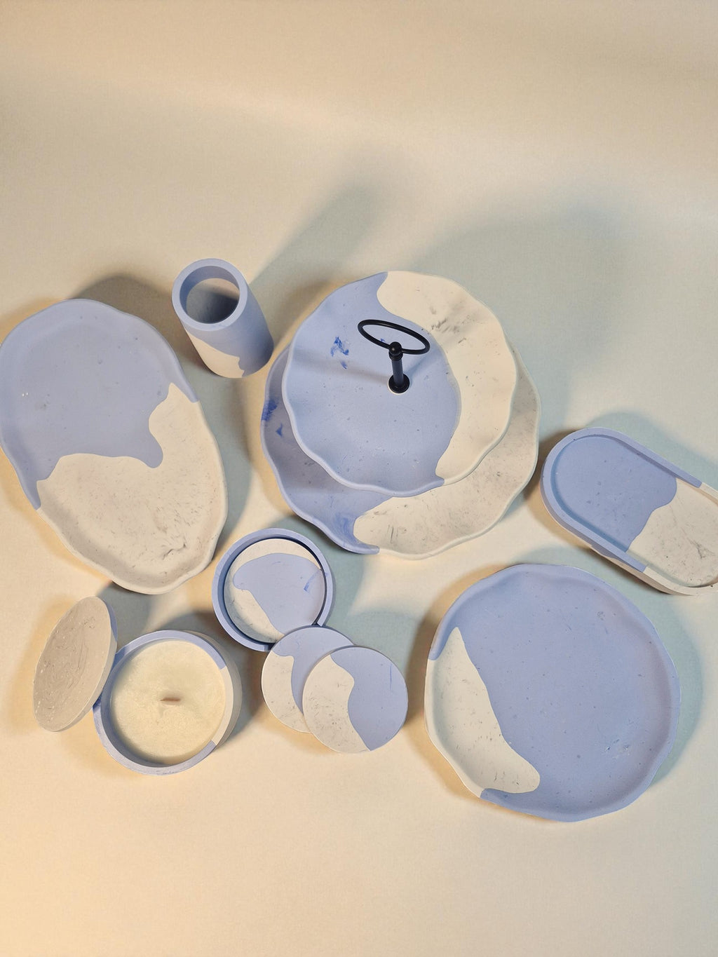 Kollektion Waves – Jesmonite-Untersetzer, Teller und Dosen in Blau-Weiss mit sanftem Farbverlauf – Maliora Designs