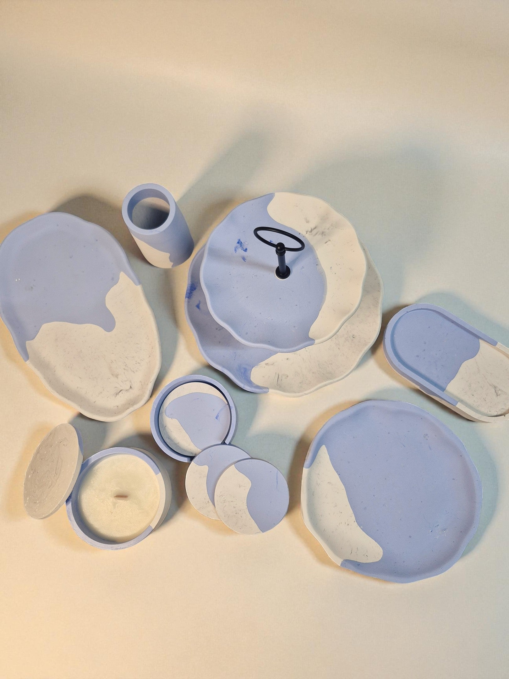 Kollektion Waves – Jesmonite-Untersetzer, Teller und Dosen in Blau-Weiss mit sanftem Farbverlauf – Maliora Designs