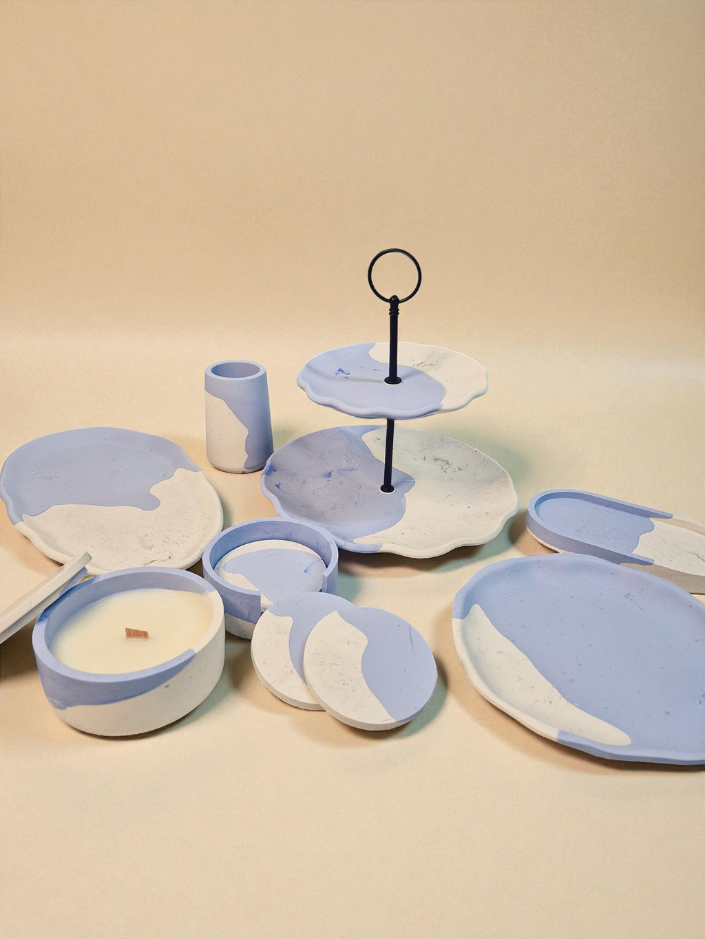 Jesmonite-Untersetzer und Etagere in Himmelblau und Weiss, Kollektion Waves – Maliora Designs