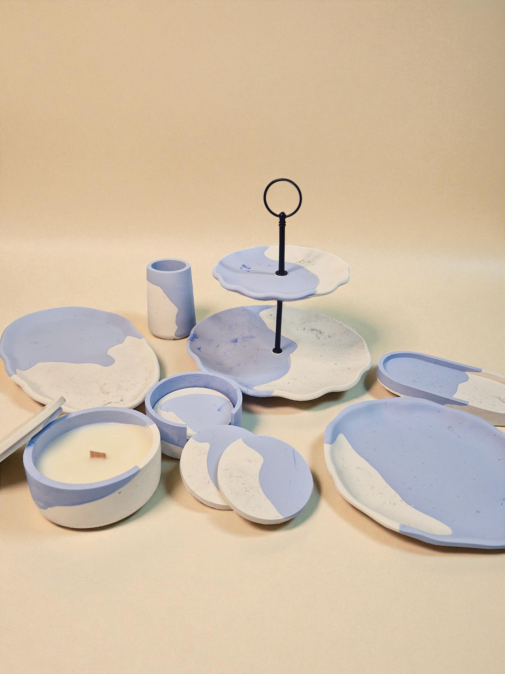 Jesmonite-Untersetzer und Etagere in Himmelblau und Weiss, Kollektion Waves – Maliora Designs