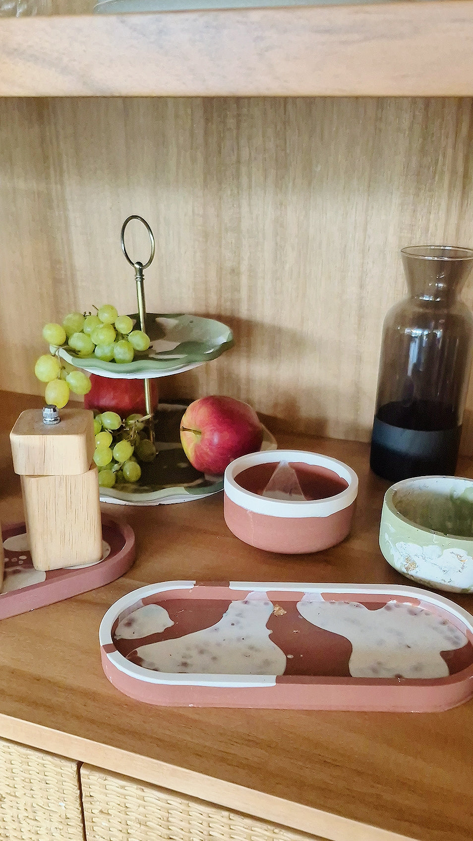 Jesmonite-Tablett in Terrakotta-Weiß, dekorativ arrangiert auf Holz mit Pflanzen und Accessoires – Kollektion Sora Terra – Maliora Designs