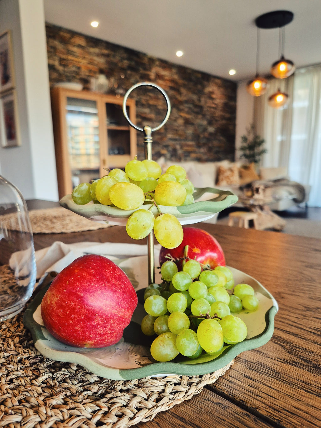 Zweistufige Jesmonite-Etagere in Naturfarben, stilvoll präsentiert in Esszimmerumgebung – Kollektion Sora Terra – Maliora Designs