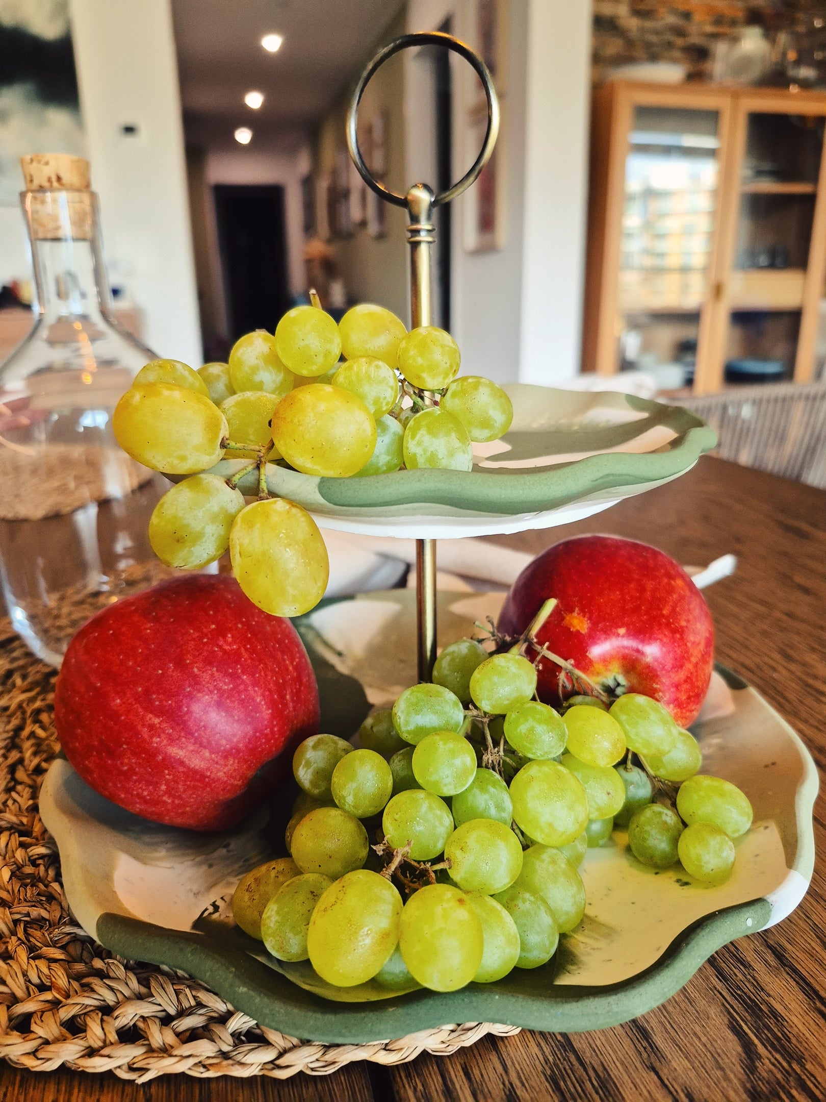 Jesmonite-Etagere in Olivgrün und Weiss, dekorativ bestückt mit Früchten – Kollektion Sora Terra – Maliora Designs