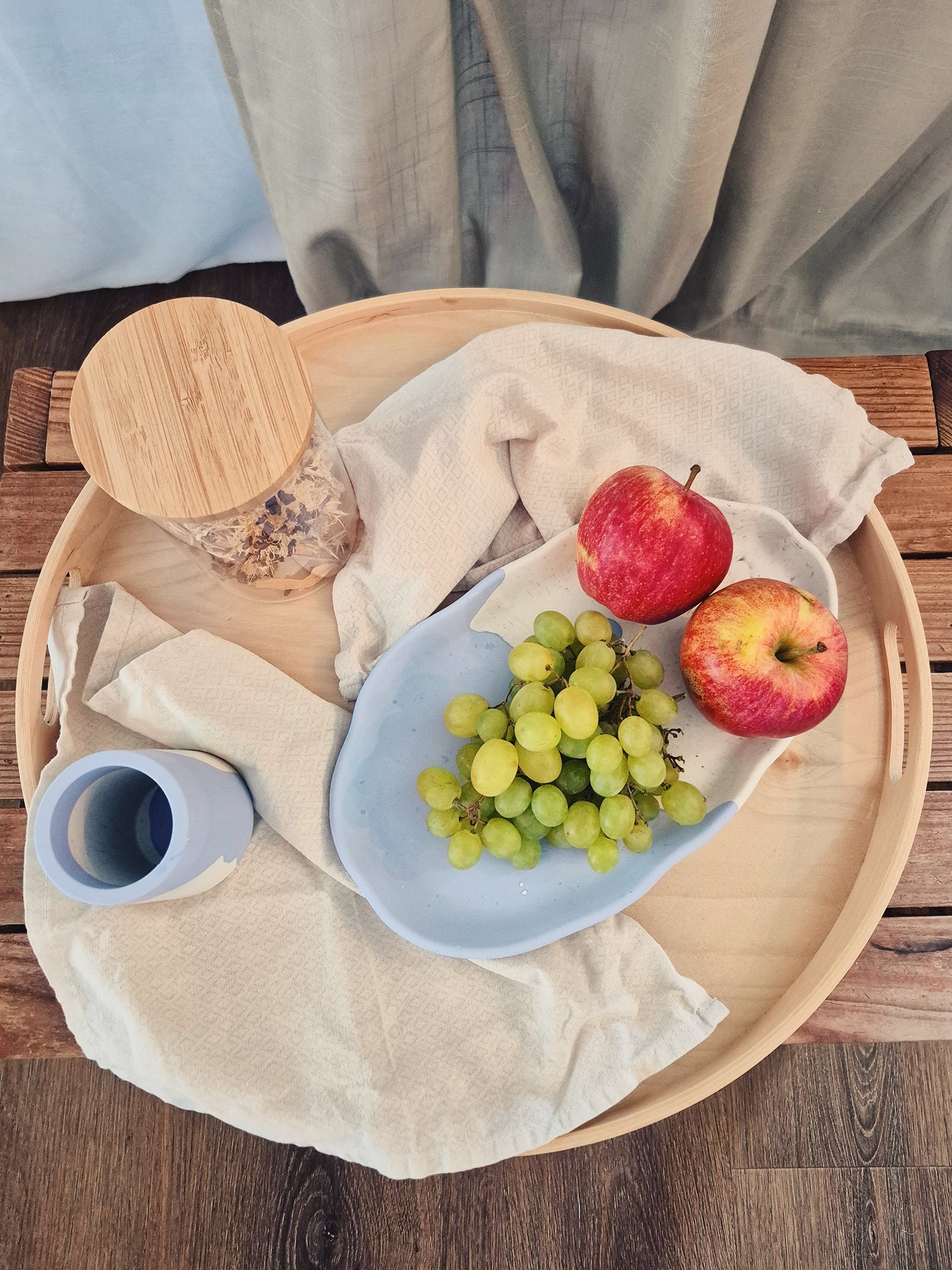 Organischer Jesmonite-Teller in Himmelblau und Weiss, kombiniert mit Obst und Keramik – Kollektion Waves – Maliora Designs