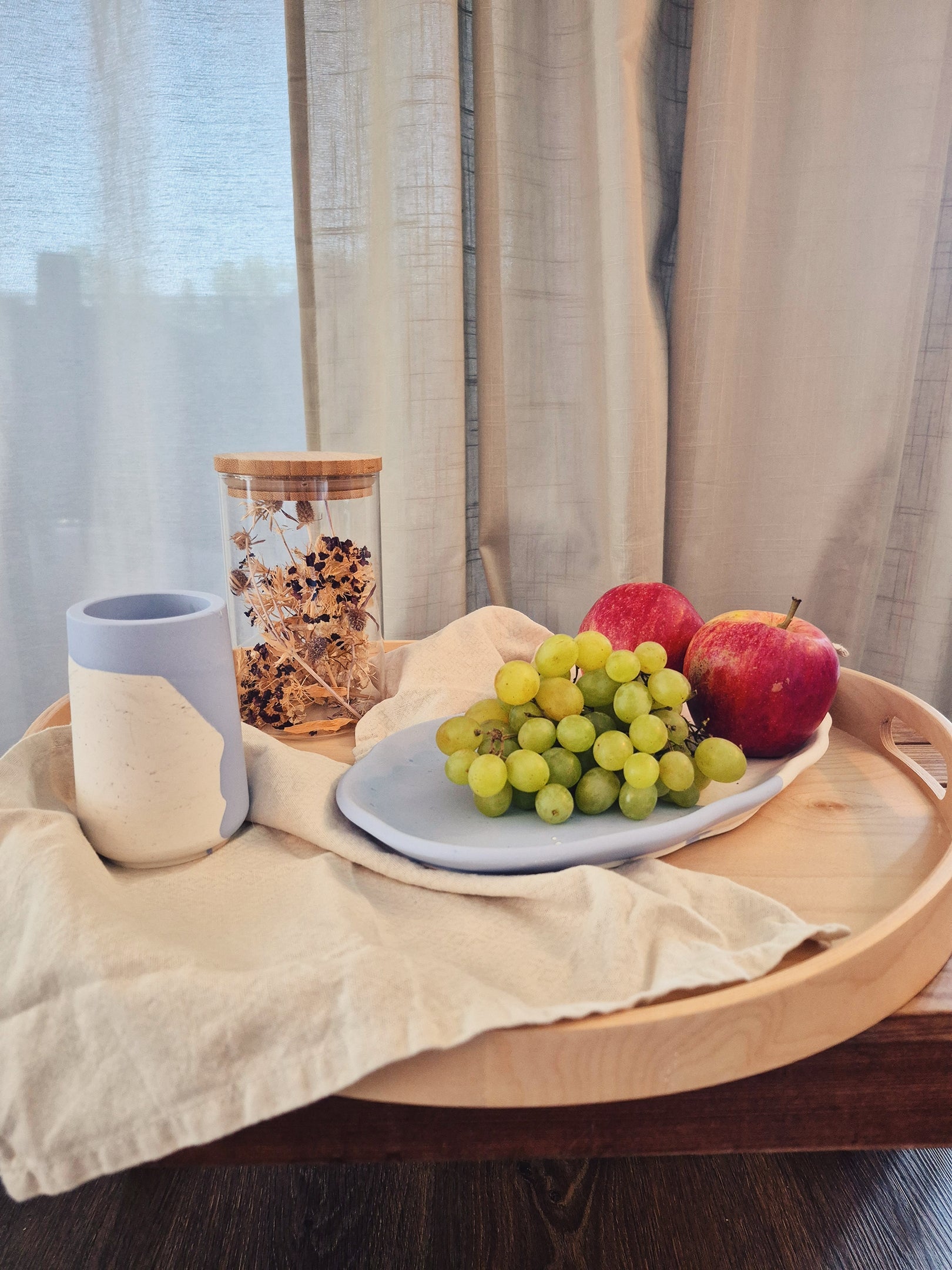 Jesmonite-Teller in Blau-Weiss mit natürlicher Marmorstruktur, stilvoll präsentiert – Kollektion Waves – Maliora Designs