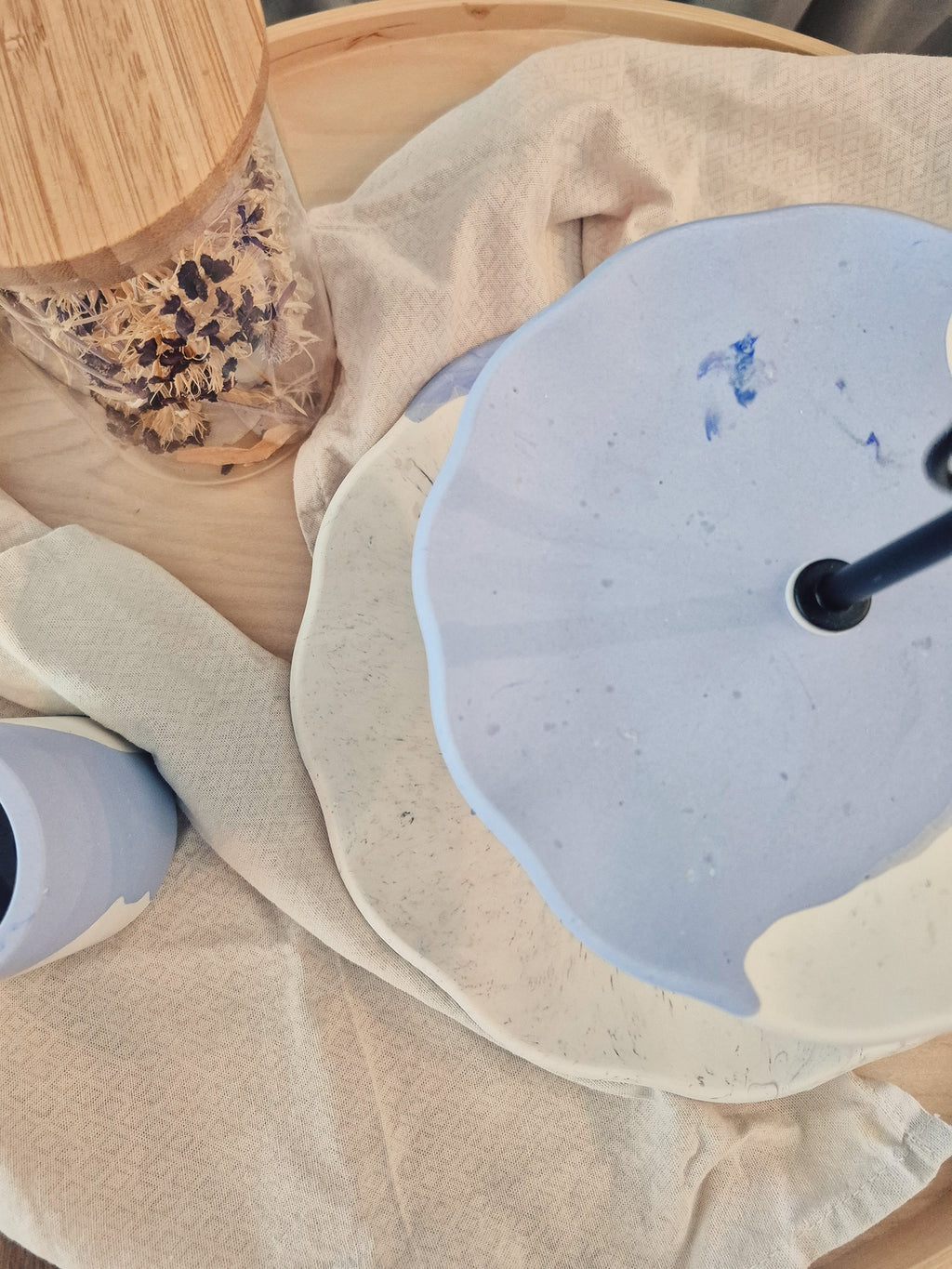 Detail der Jesmonite-Etagere mit wellenförmiger Struktur und Farbverlauf in Himmelblau und Weiss – Kollektion Waves