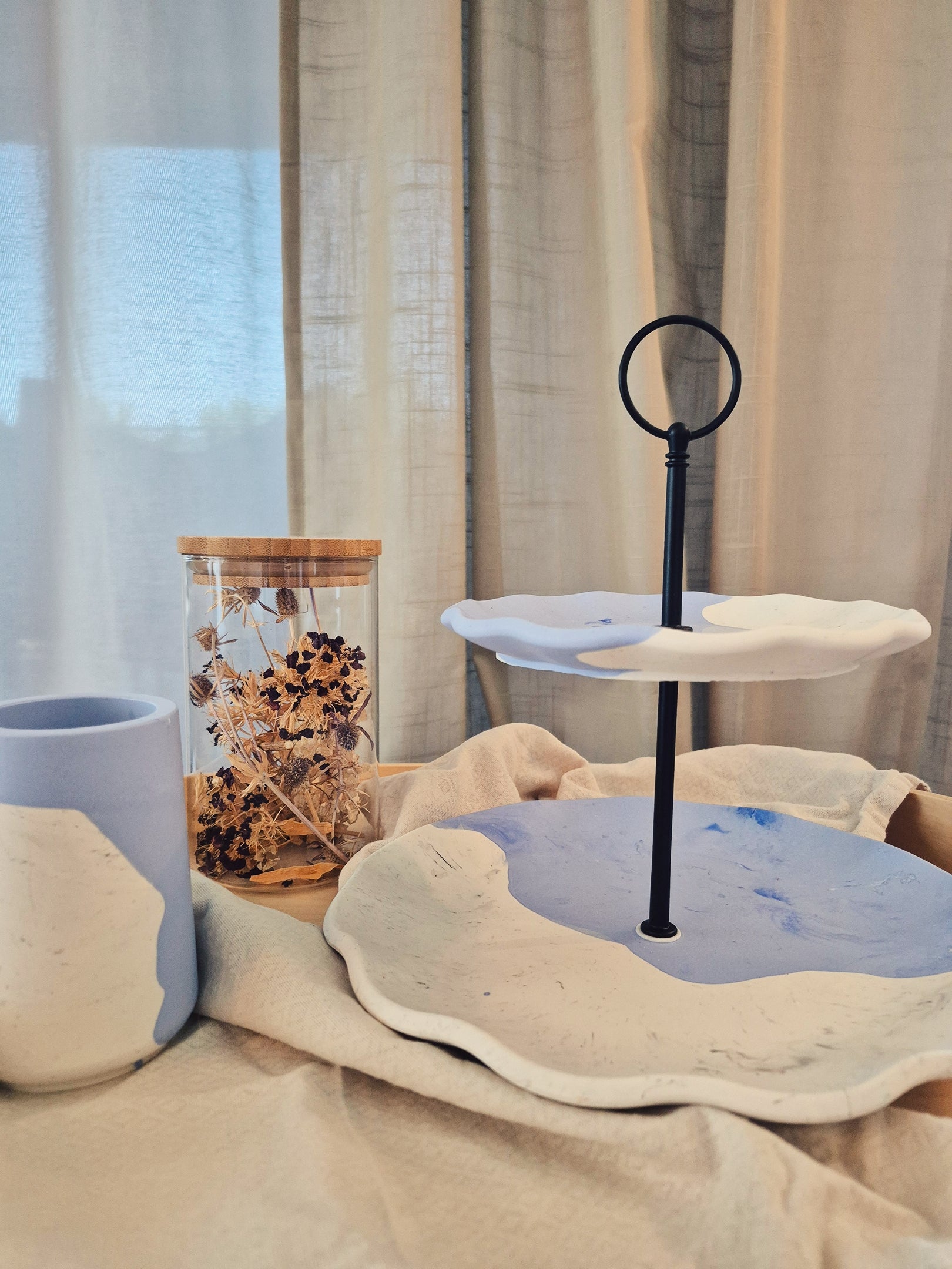 Kollektion Waves – Jesmonite-Etagere, Teller und Untersetzer in Blau-Weiss, inspiriert vom Meer – Maliora Designs