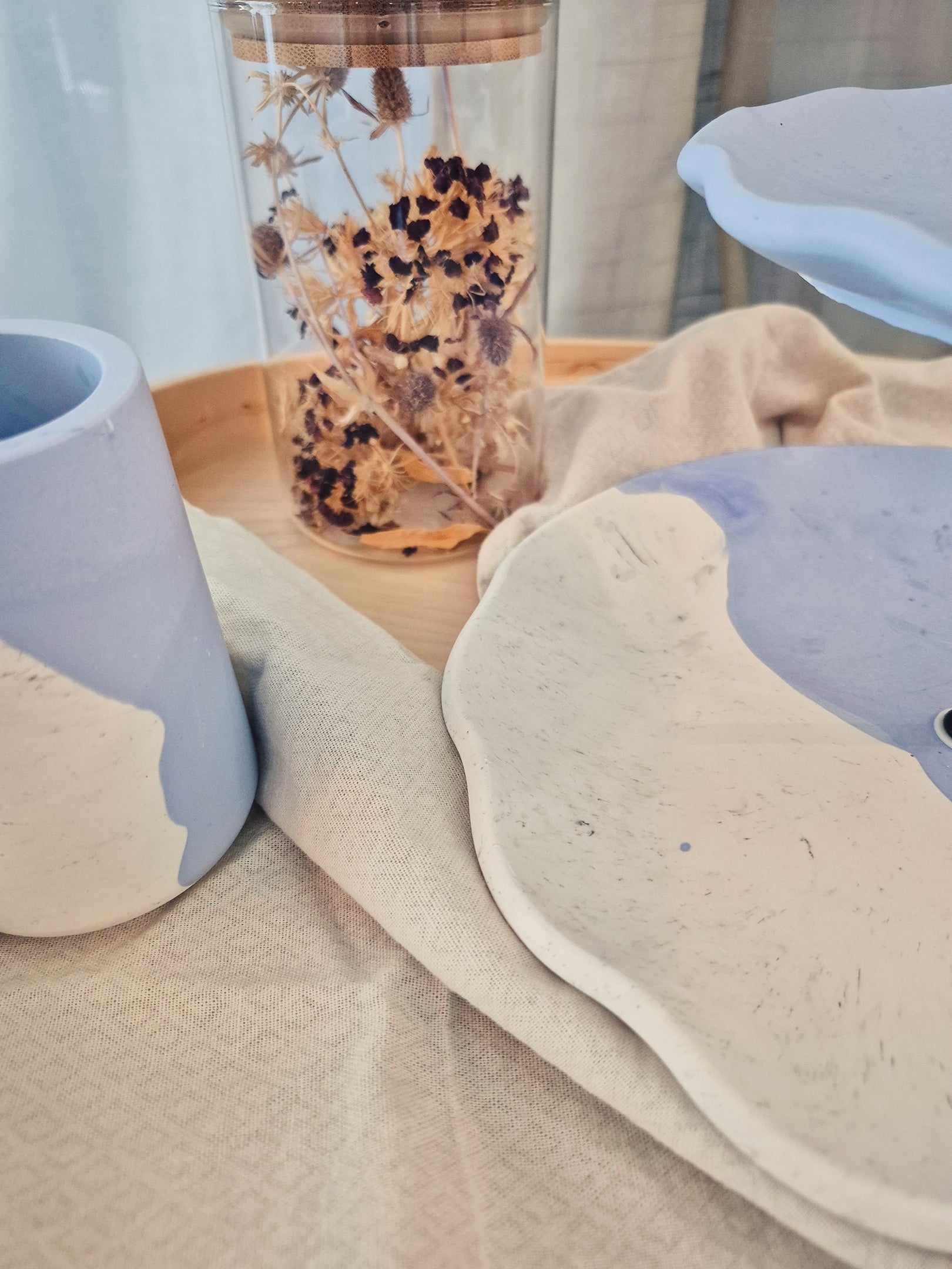 Jesmonite-Etagere in Blau-Weiss mit matter Oberfläche, dekorativ arrangiert – Kollektion Waves – Maliora Designs