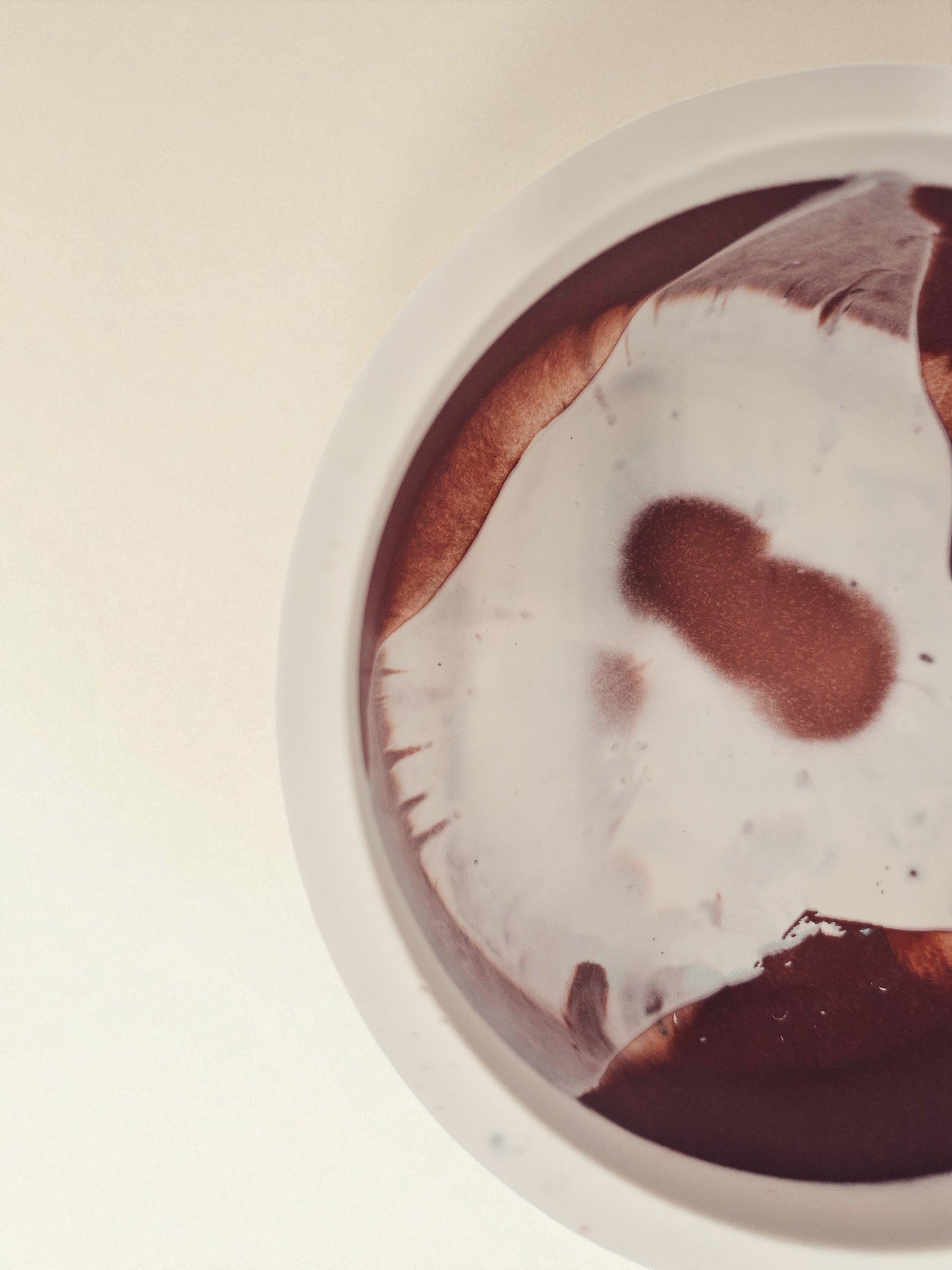 Kollektion Sora Terra – Jesmonite-Schalen, Teller und Tabletts in Terrakotta, Olivgrün und Weiss – Maliora Designs