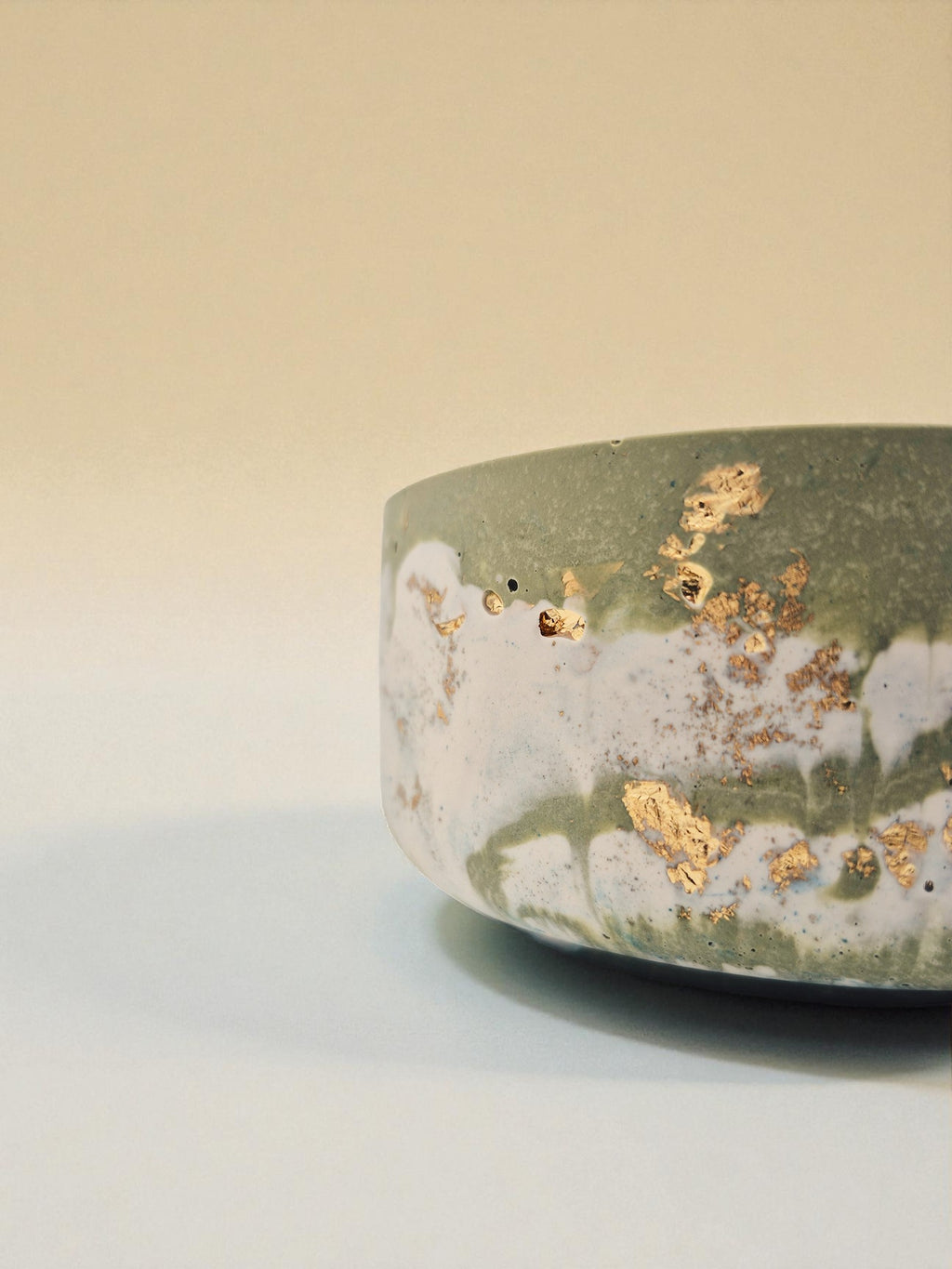 Handgegossene Jesmonite-Schale mit organischem Farbverlauf in Olivgrün und Weiss – Kollektion Sora Terra