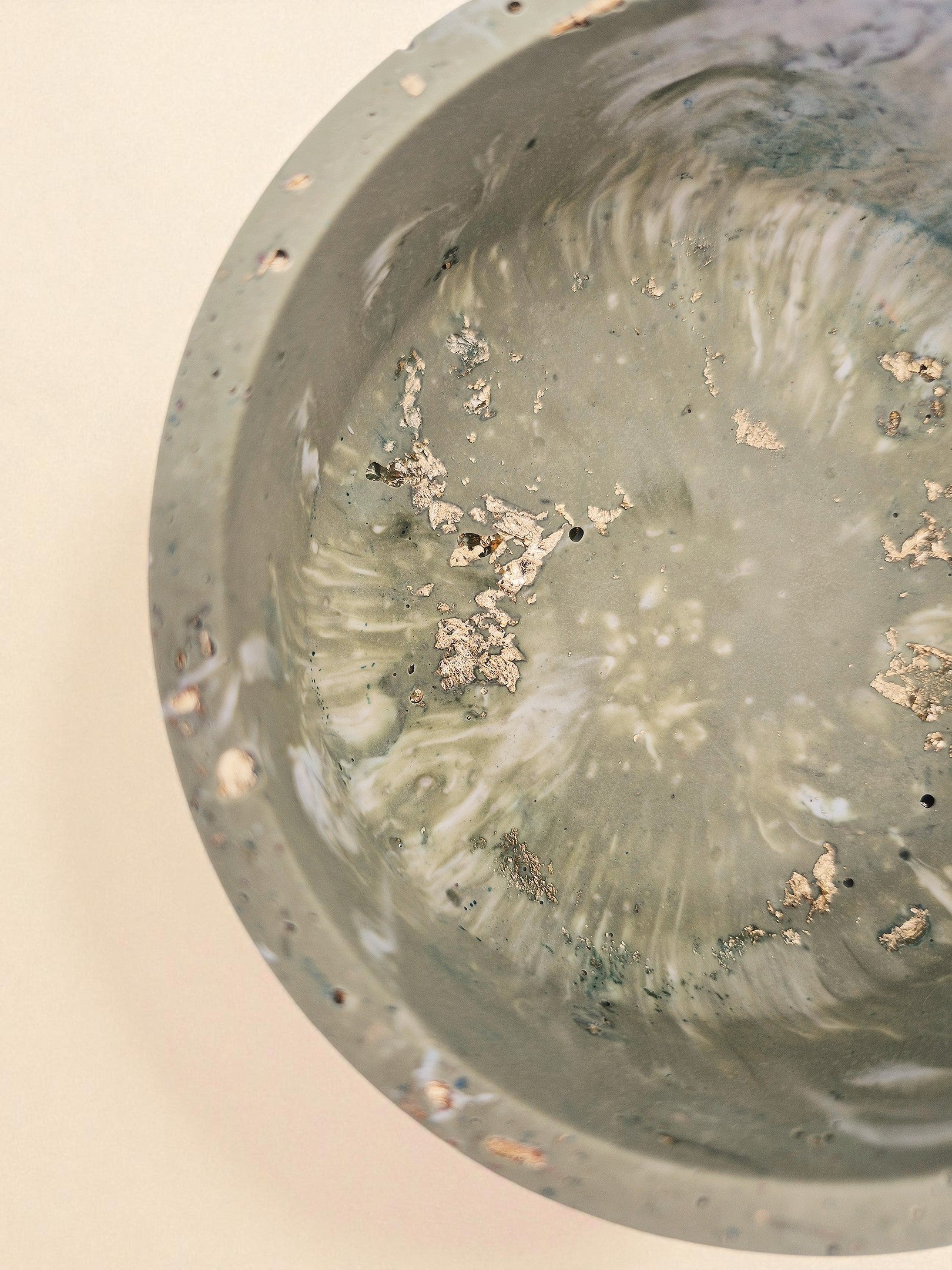 Detail der Jesmonite-Schale mit goldenen Partikeln und marmorierter Struktur – Kollektion Sora Terra – Maliora Designs