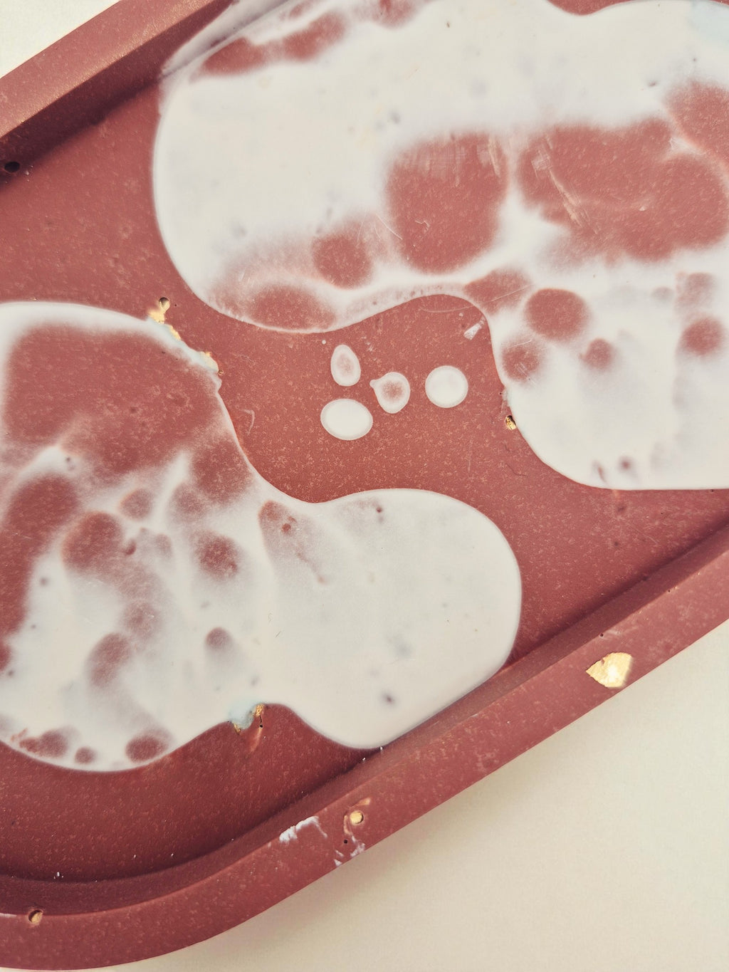 Nahaufnahme des Jesmonite-Tabletts mit feiner Marmorstruktur in Terrakotta-Weiß – Kollektion Sora Terra – Maliora Designs