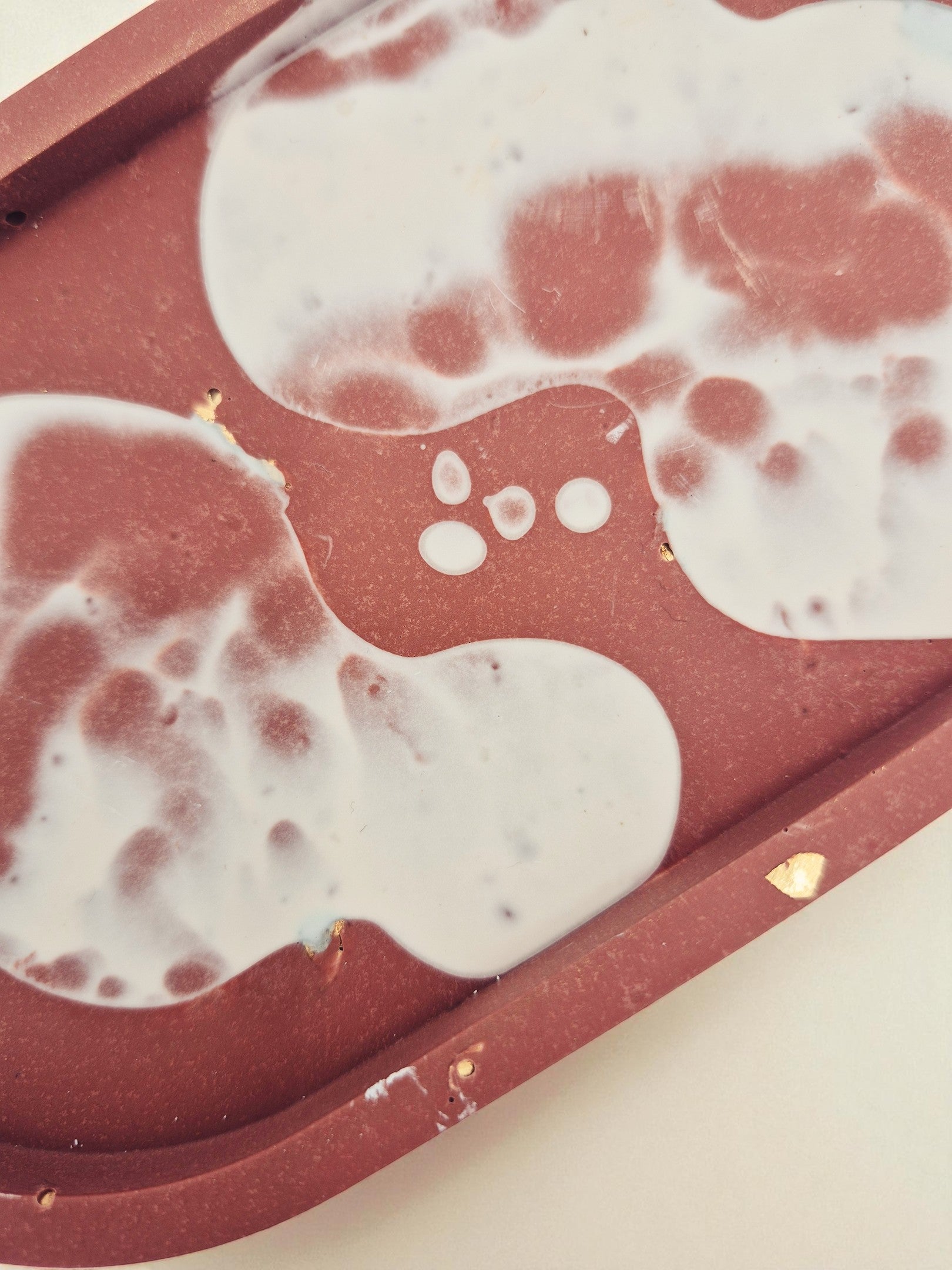 Nahaufnahme des Jesmonite-Tabletts mit feiner Marmorstruktur in Terrakotta-Weiß – Kollektion Sora Terra – Maliora Designs