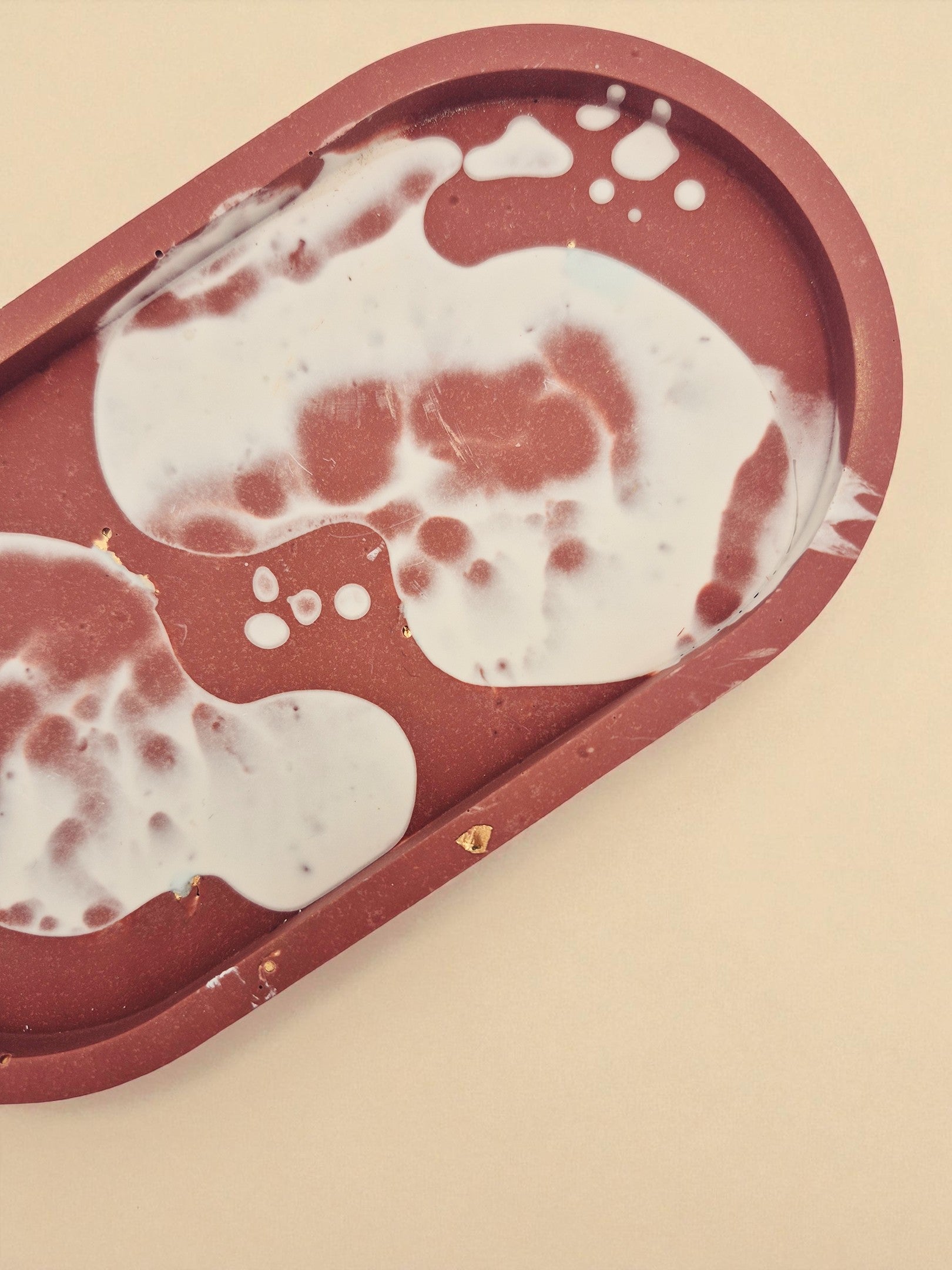 Nahaufnahme der Oberfläche eines Jesmonite-Tabletts mit Terrakotta-Muster – Kollektion Sora Terra – Maliora Designs