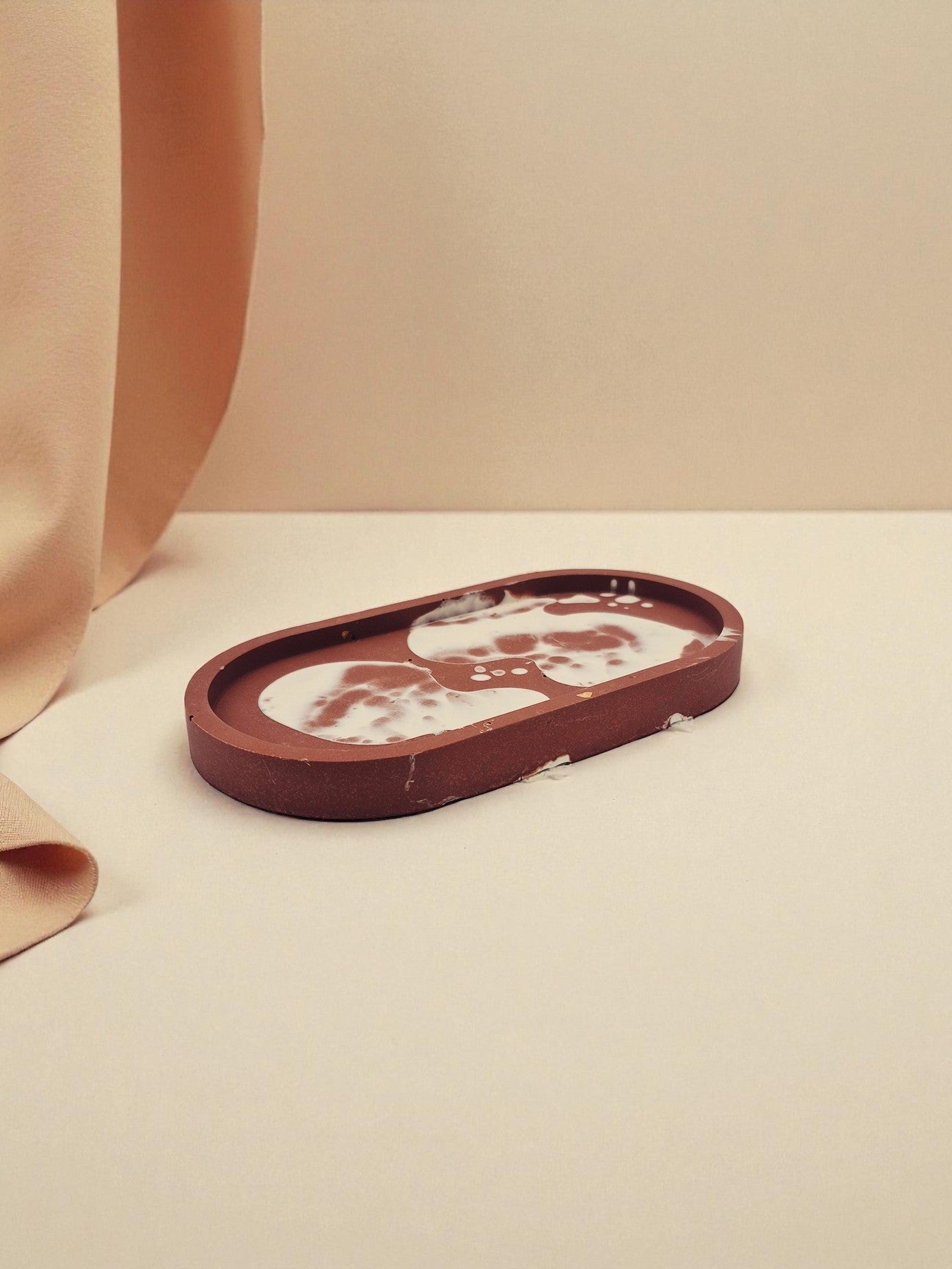 Ovales Jesmonite-Tablett in Terrakotta-Weiß mit organischem Muster, Kollektion Sora Terra – Maliora Designs