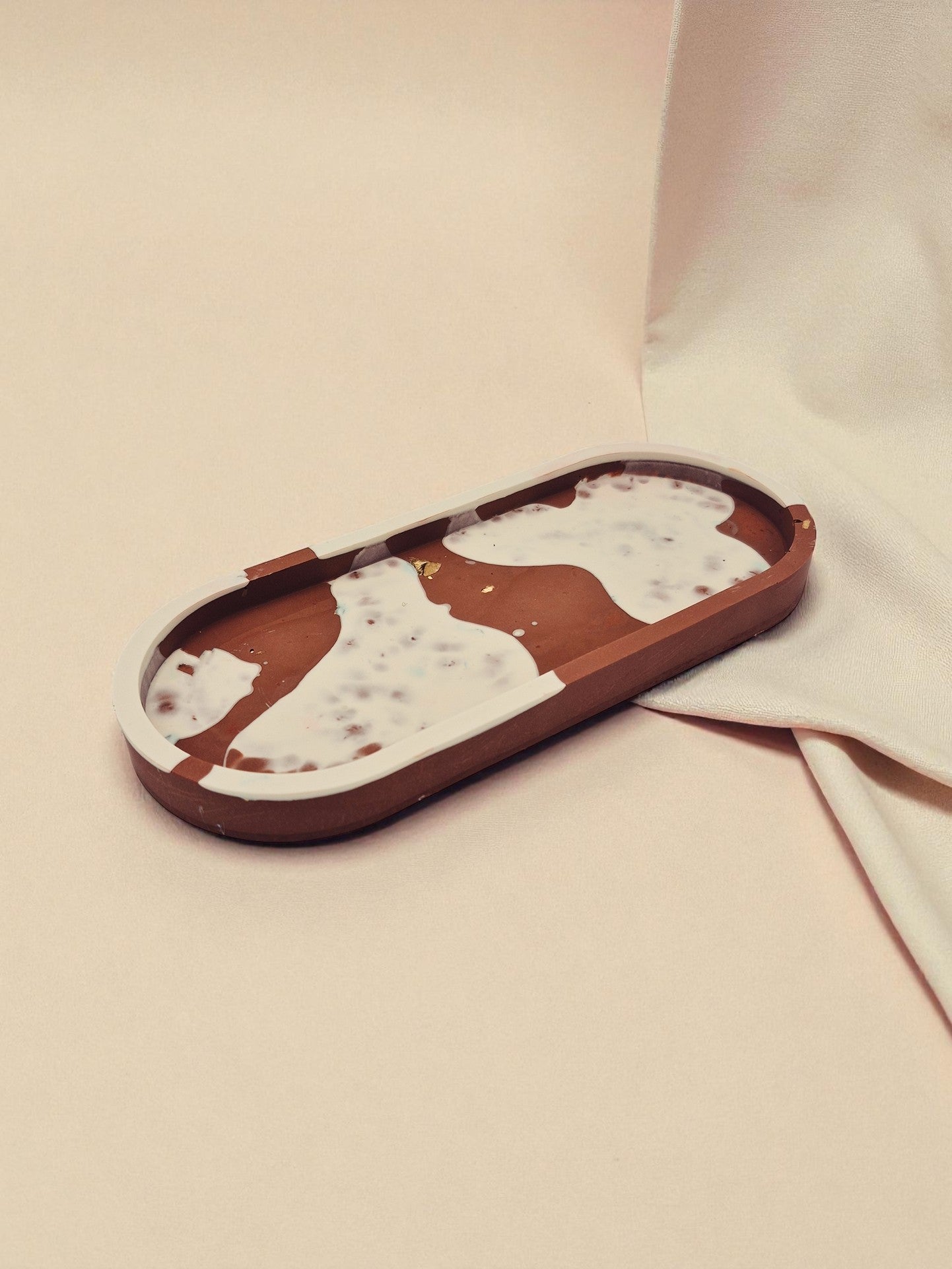 Handgegossenes Jesmonite-Tablett in Terrakotta und Weiß mit marmorierter Struktur – Kollektion Sora Terra – Maliora Designs