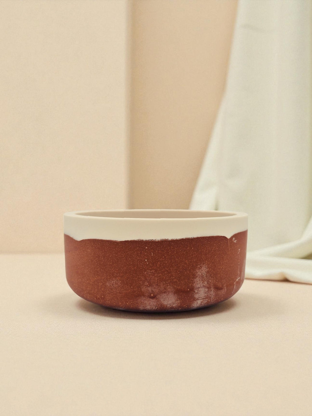 Jesmonite-Schale mit rückseitigem Terrakotta-Farbton und weisser Marmorierung – Kollektion Sora Terra