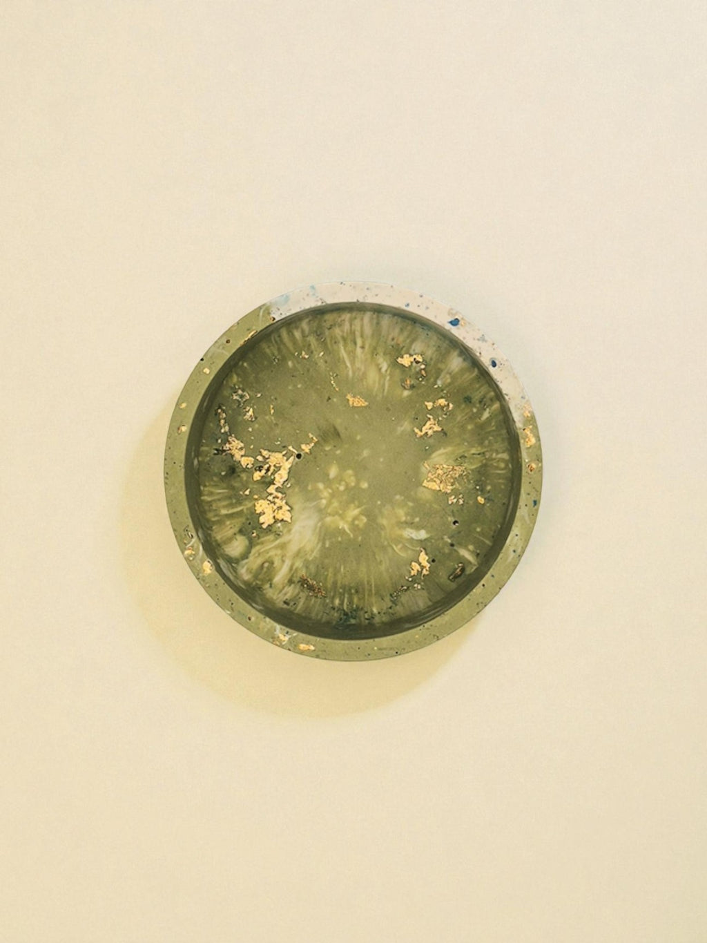 Jesmonite-Deckel in Olivgrün mit feinen Goldsprenkeln – passend zur Schale Sora Terra – Maliora Designs