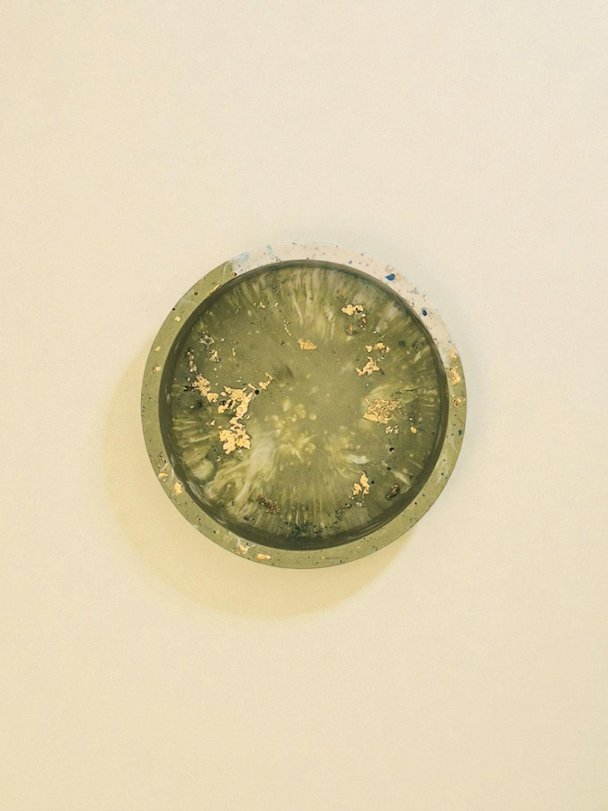 Jesmonite-Deckel in Olivgrün mit feinen Goldsprenkeln – passend zur Schale Sora Terra – Maliora Designs