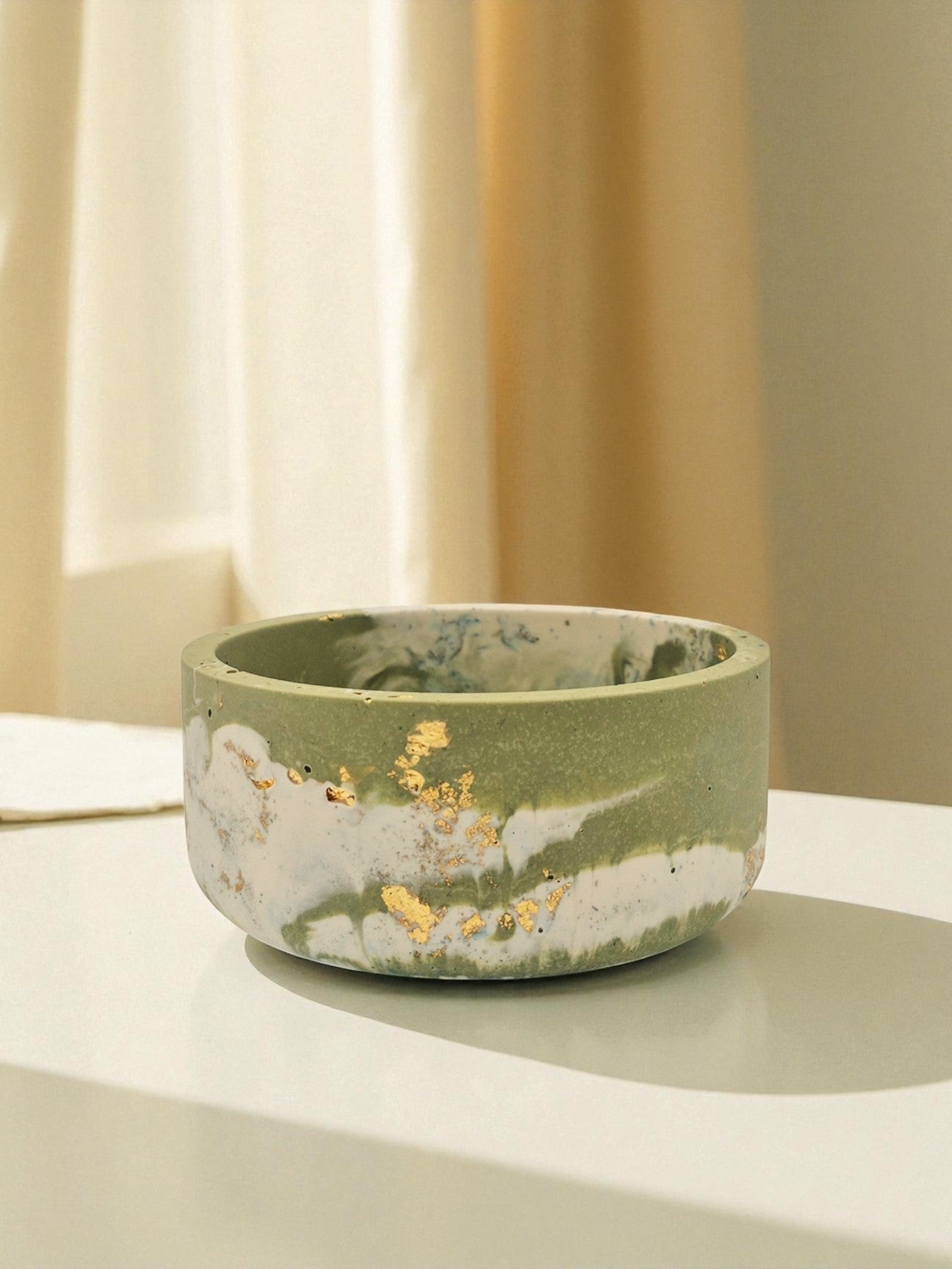 Jesmonite-Schale in Olivgrün und Weiss mit goldenen Akzenten, Kollektion Sora Terra – Maliora Designs