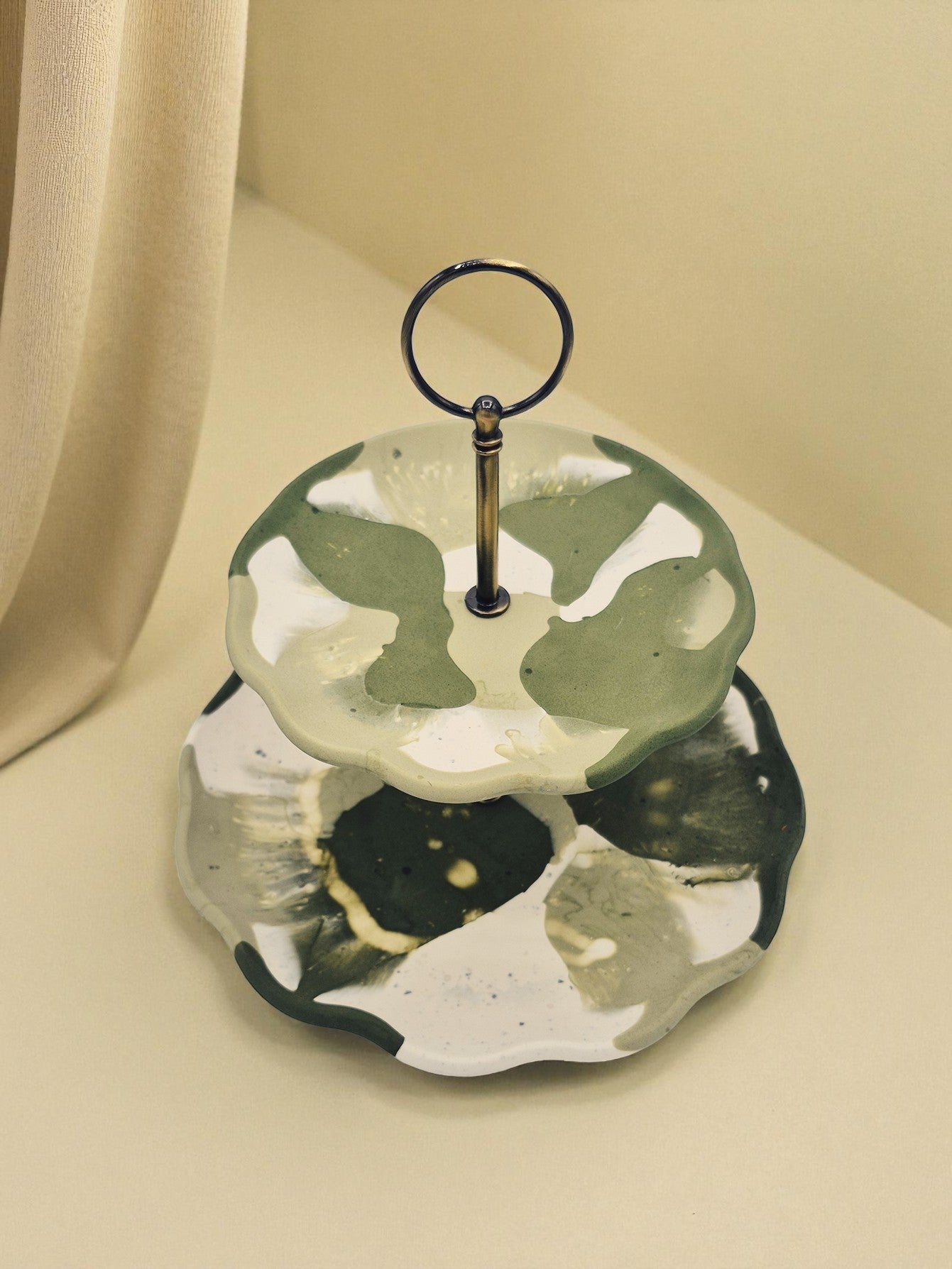 Handgegossene Jesmonite-Etagere in Grün-Weiss mit weichen Farbverläufen – Kollektion Sora Terra