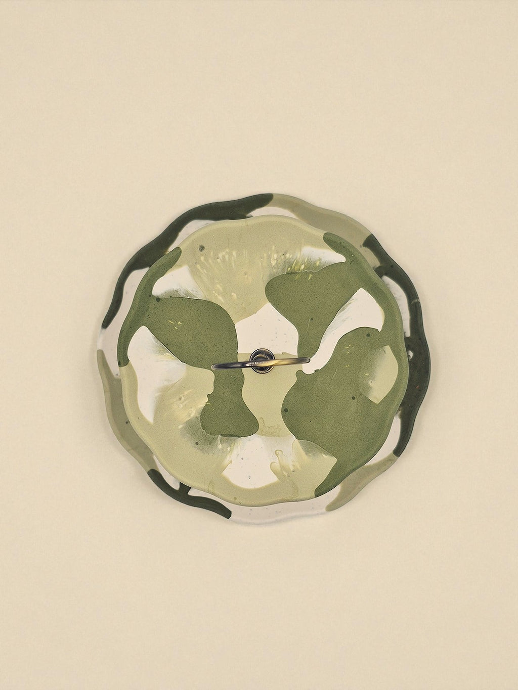 Jesmonite-Teller in Olivgrün und Weiss mit marmorierter Oberfläche, Teil der Etagere Sora Terra – Maliora Designs