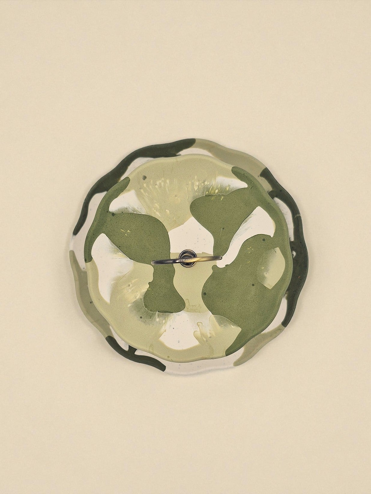 Jesmonite-Teller in Olivgrün und Weiss mit marmorierter Oberfläche, Teil der Etagere Sora Terra – Maliora Designs